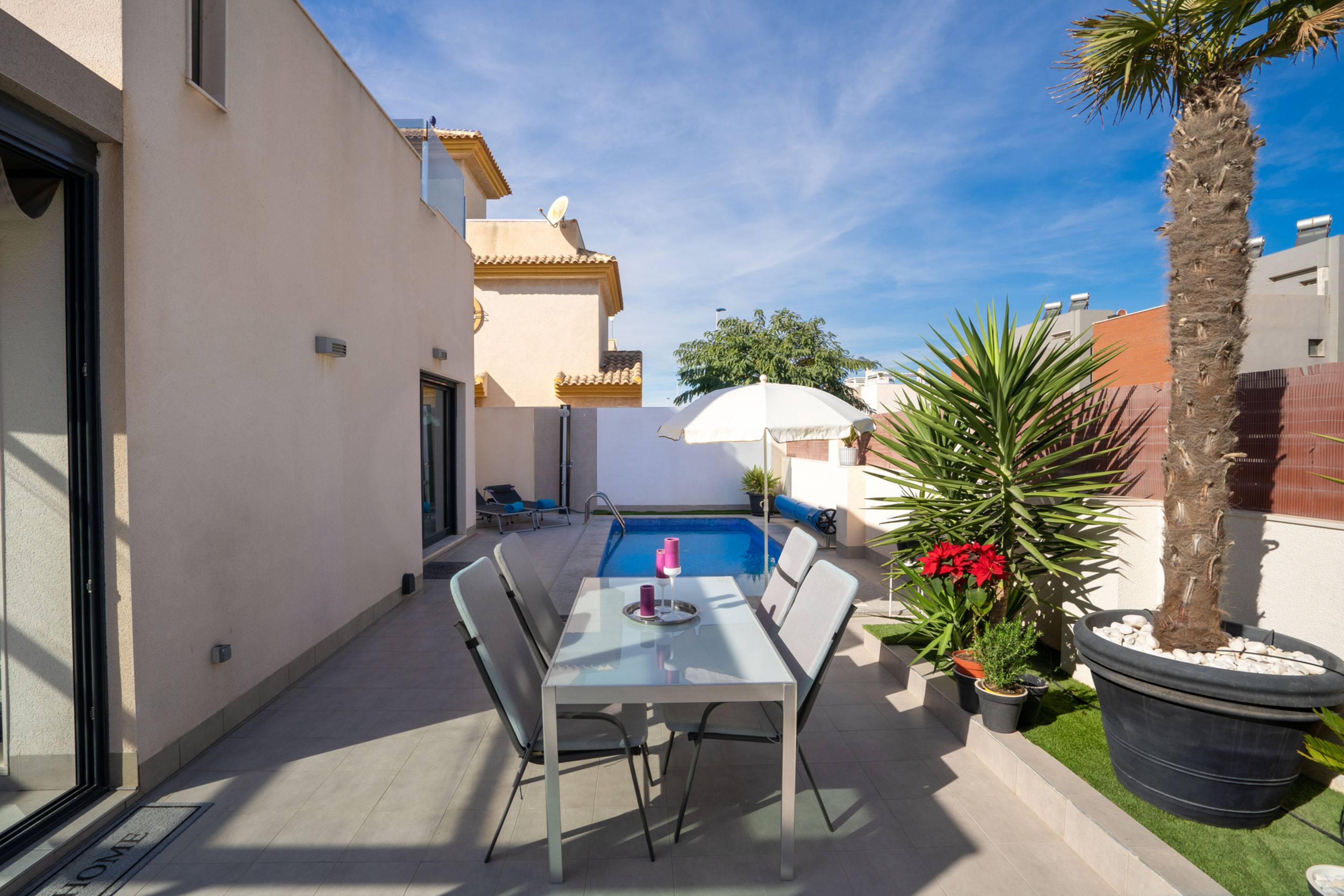 Dining area in villa for sale in Torrevieja