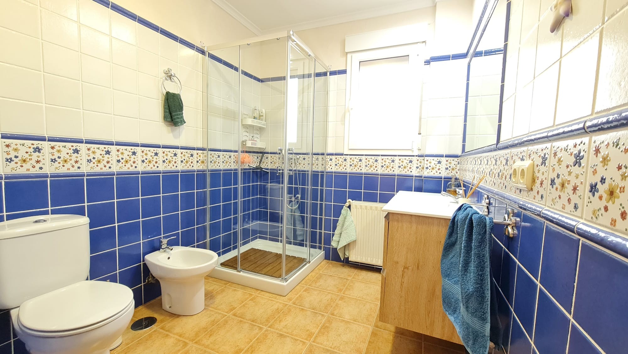 Master bedroom in villa for sale in Yecla