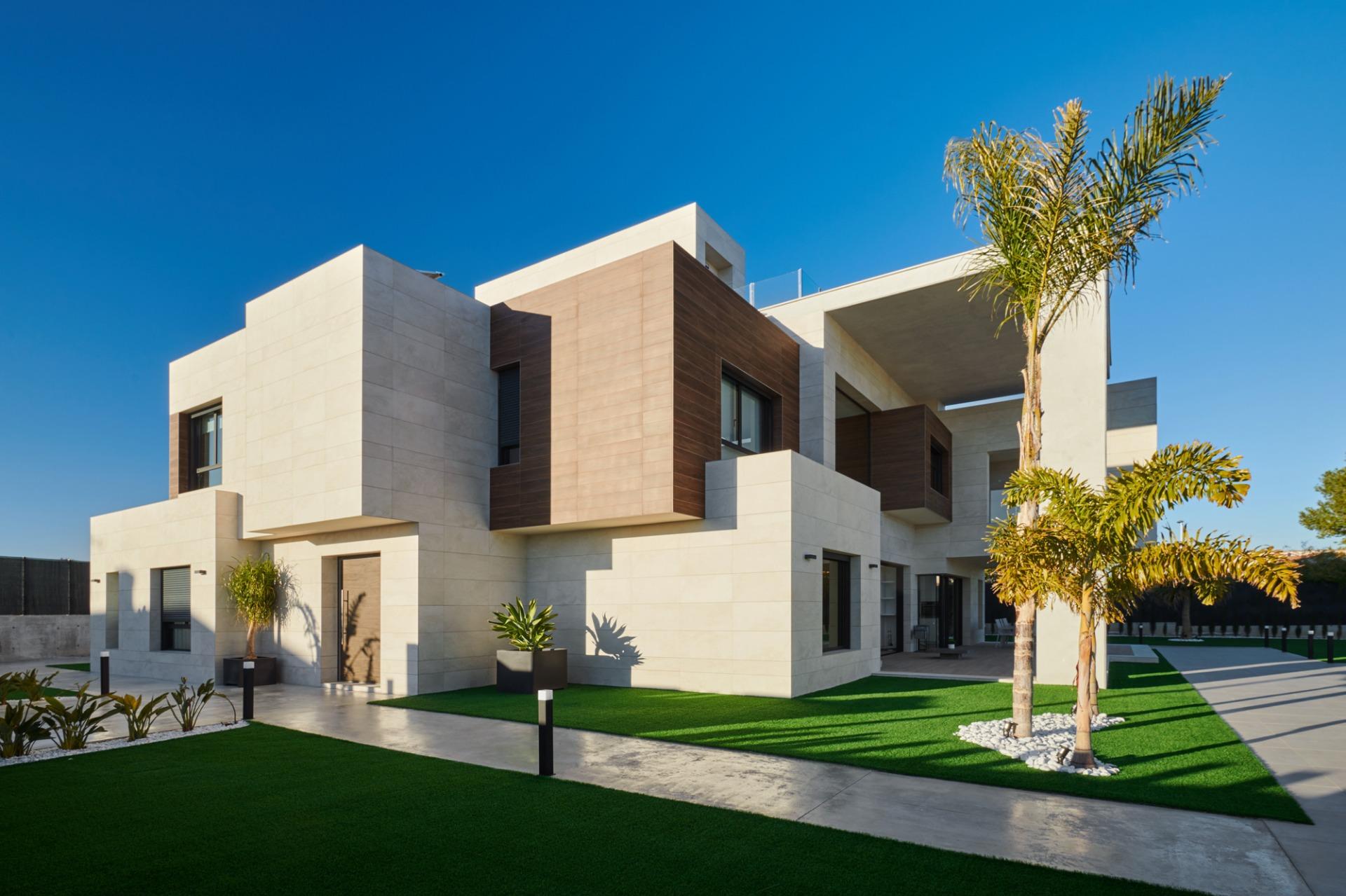 Pool area in villa for sale in Molina De Segura
