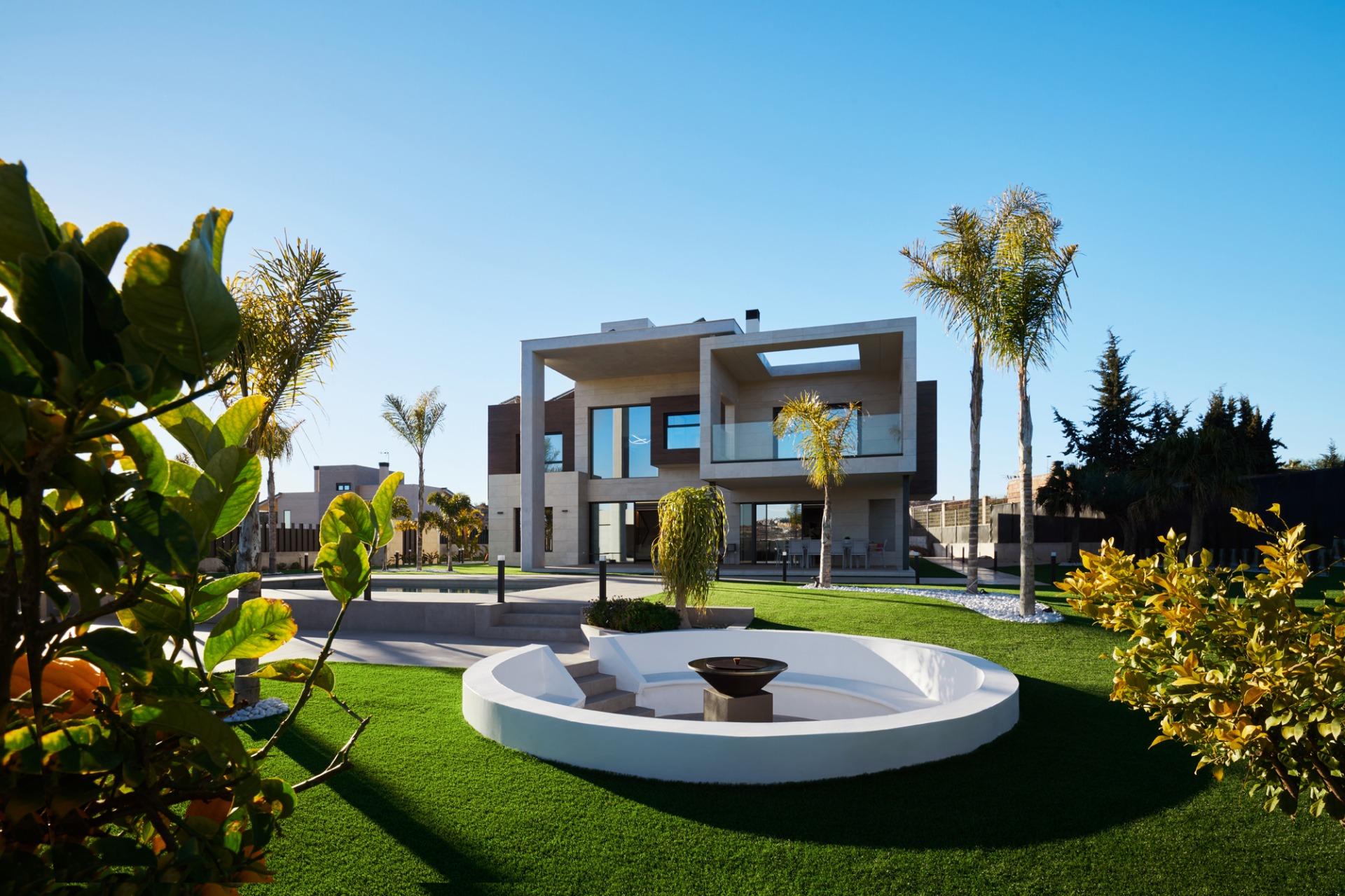 Garden in villa for sale in Molina De Segura