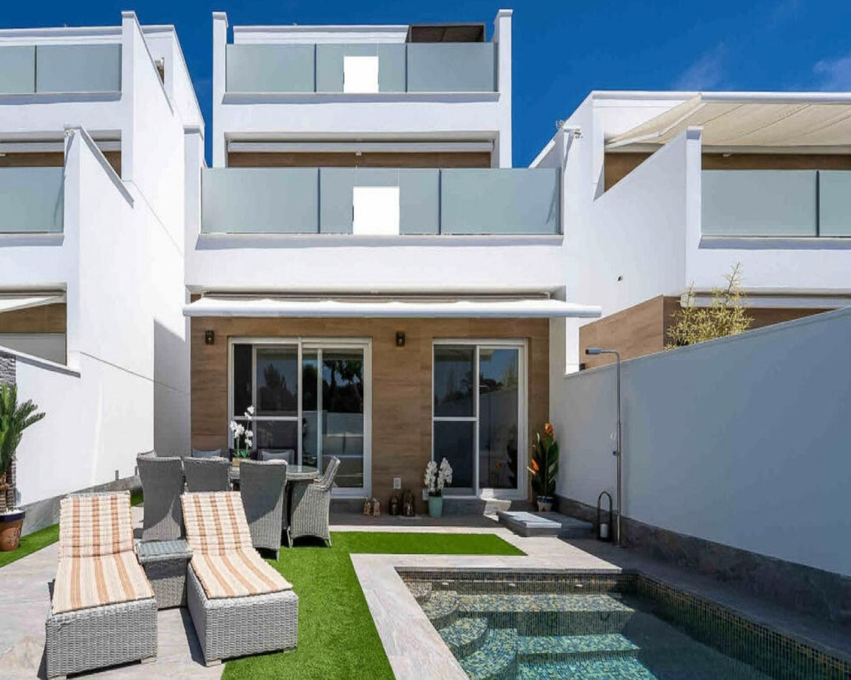 Garden in villa for sale in San Pedro del Pinatar