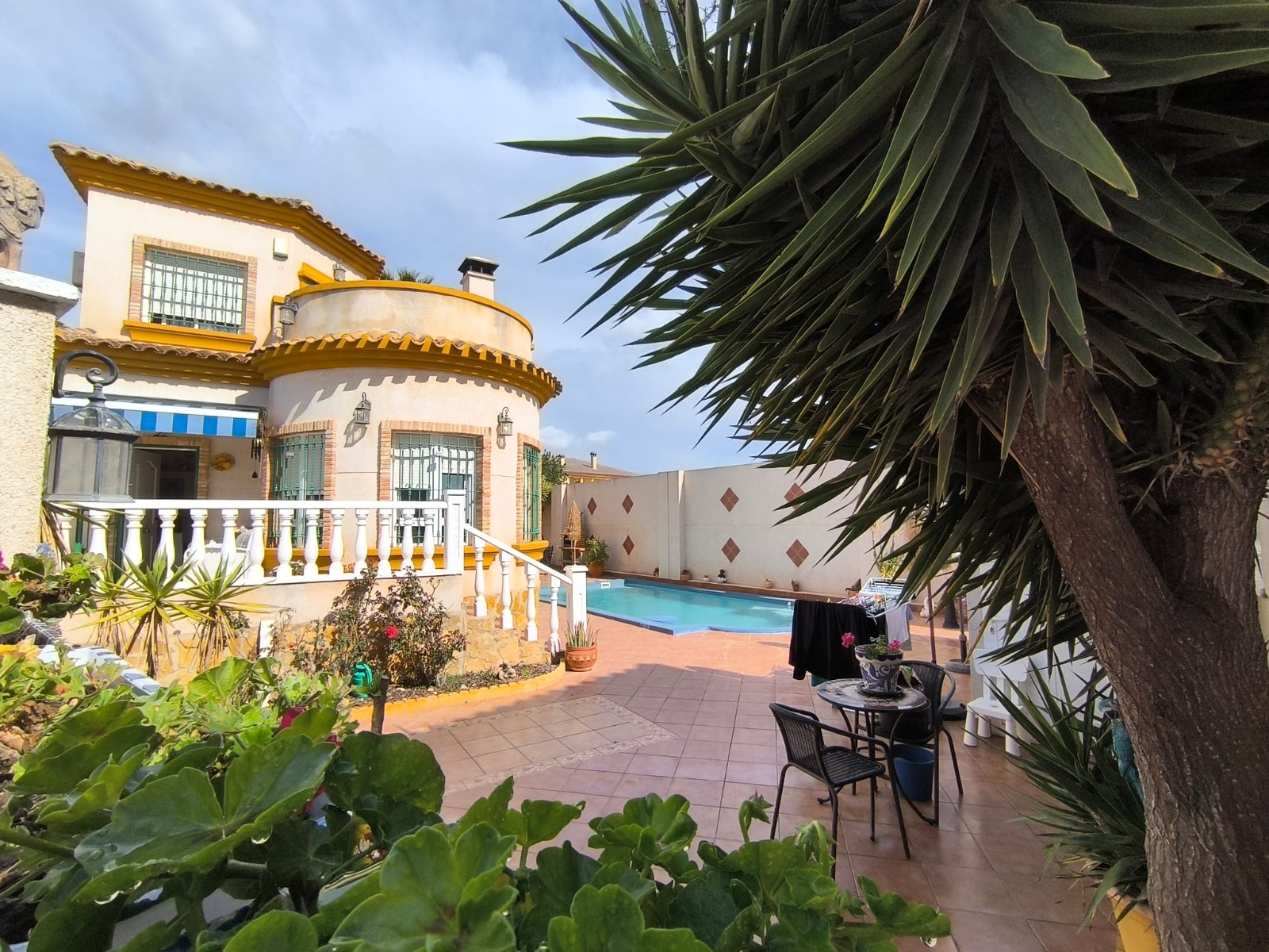 Bedroom in villa for sale in El Raso