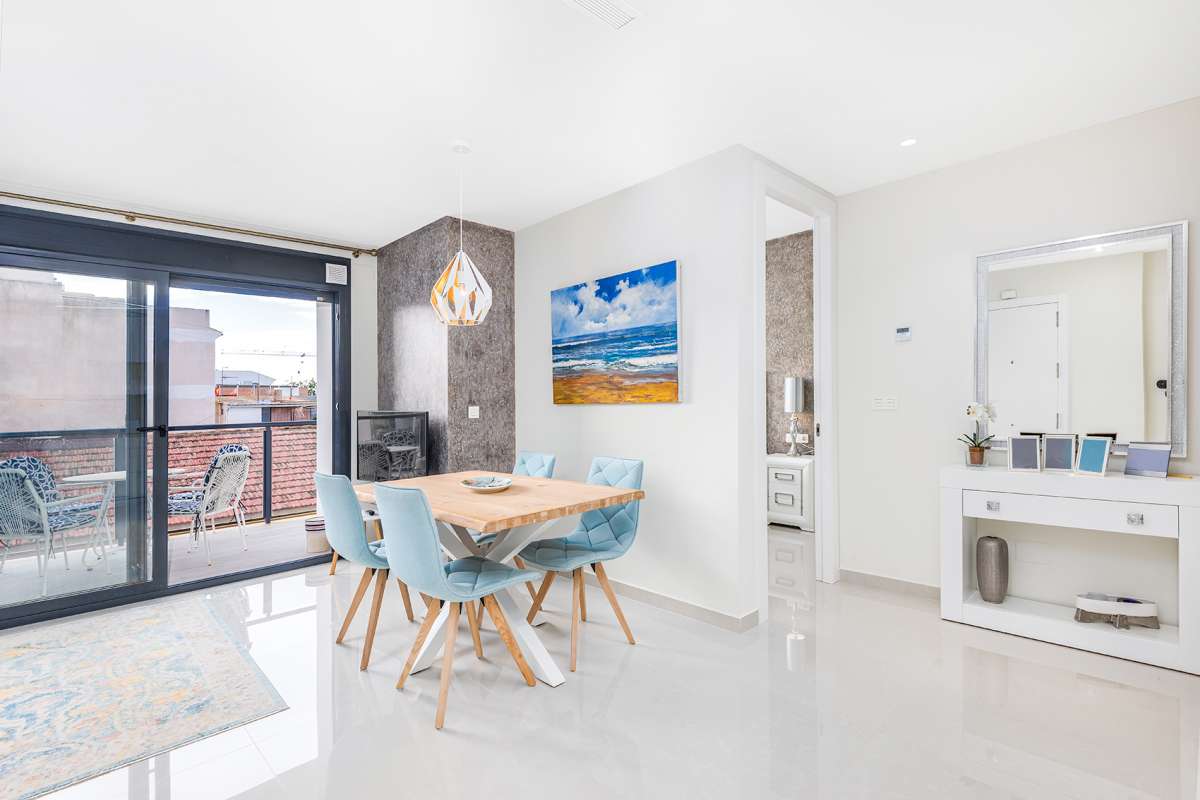 We present this fantastic property located on Avenida Sánchez Lozano, Torre de la Horadada, in a qui