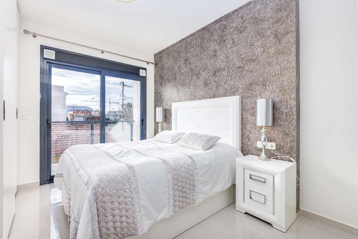 We present this fantastic property located on Avenida Sánchez Lozano, Torre de la Horadada, in a qui