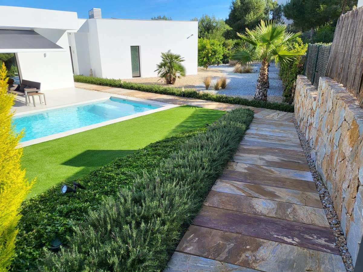 Garden in villa for sale in Las Colinas Golf