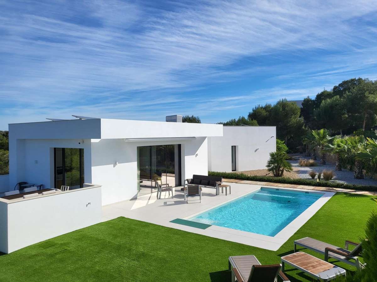 Garden in villa for sale in Las Colinas Golf