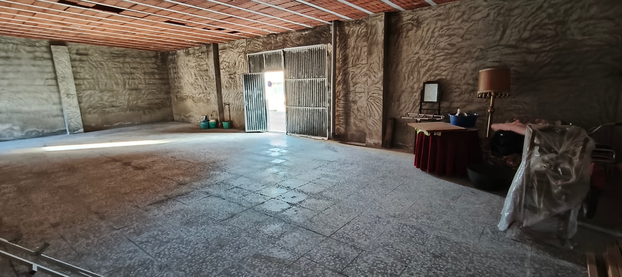 We present this warehouse located in the centre of La Romana, offering an excellent opportunity both