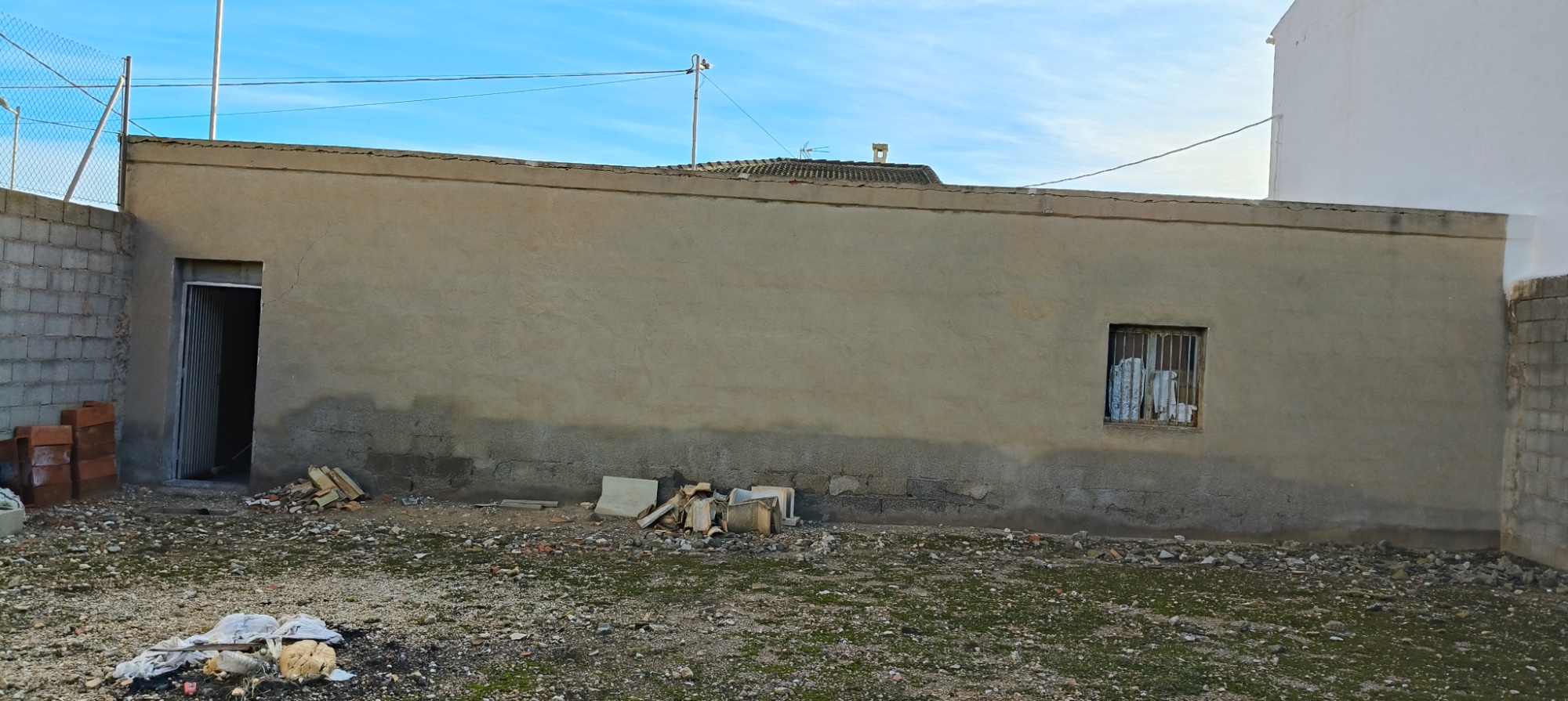 We present this warehouse located in the centre of La Romana, offering an excellent opportunity both