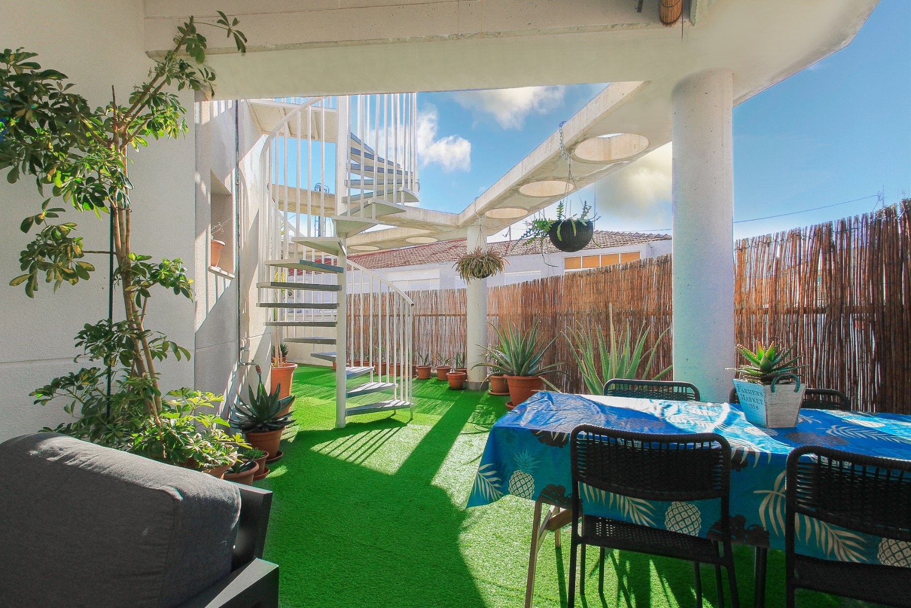 Exclusive penthouse in Alicante with solarium, terrace and panoramic views This exclusive penthouse