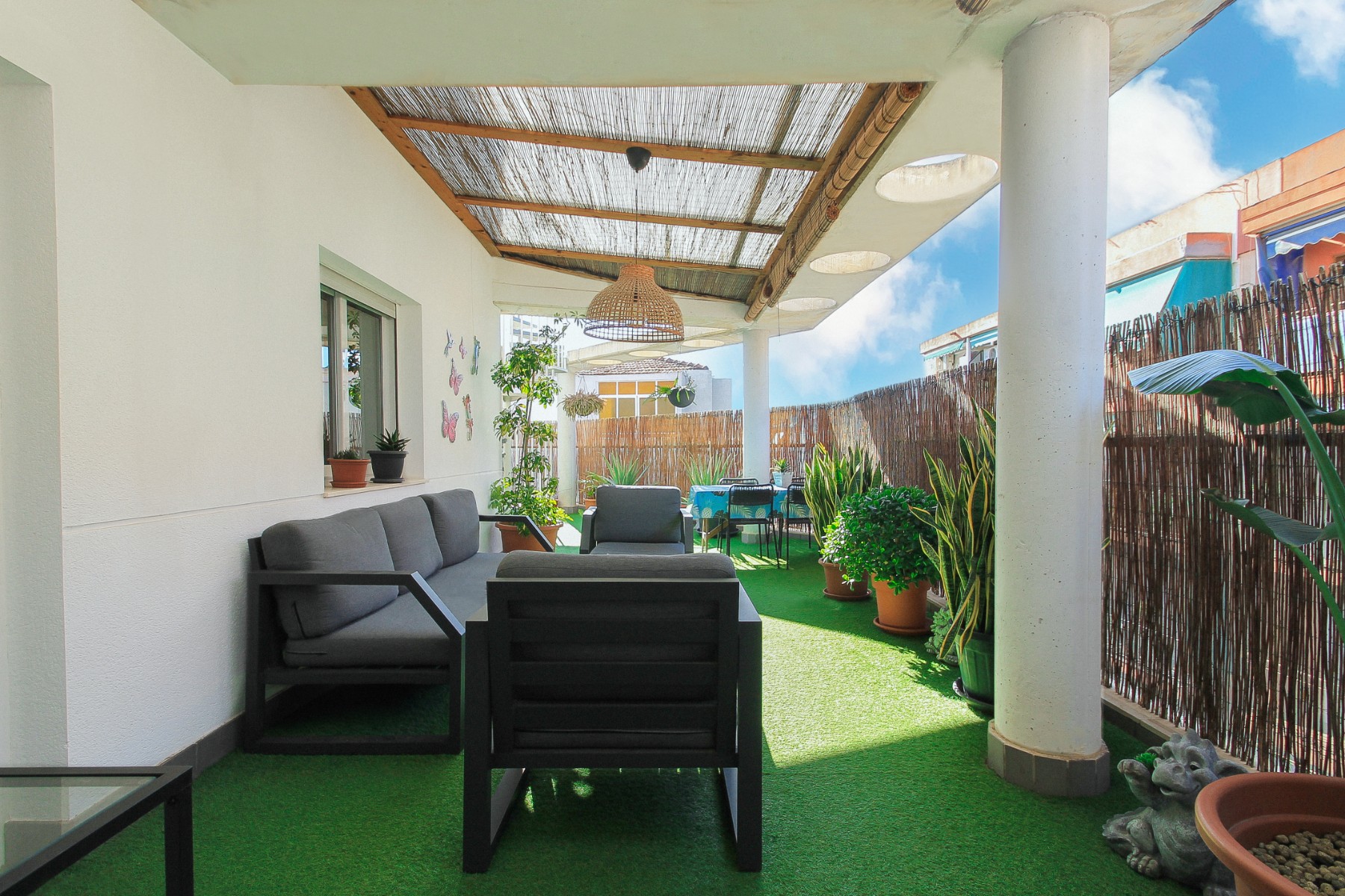 Exclusive penthouse in Alicante with solarium, terrace and panoramic views This exclusive penthouse