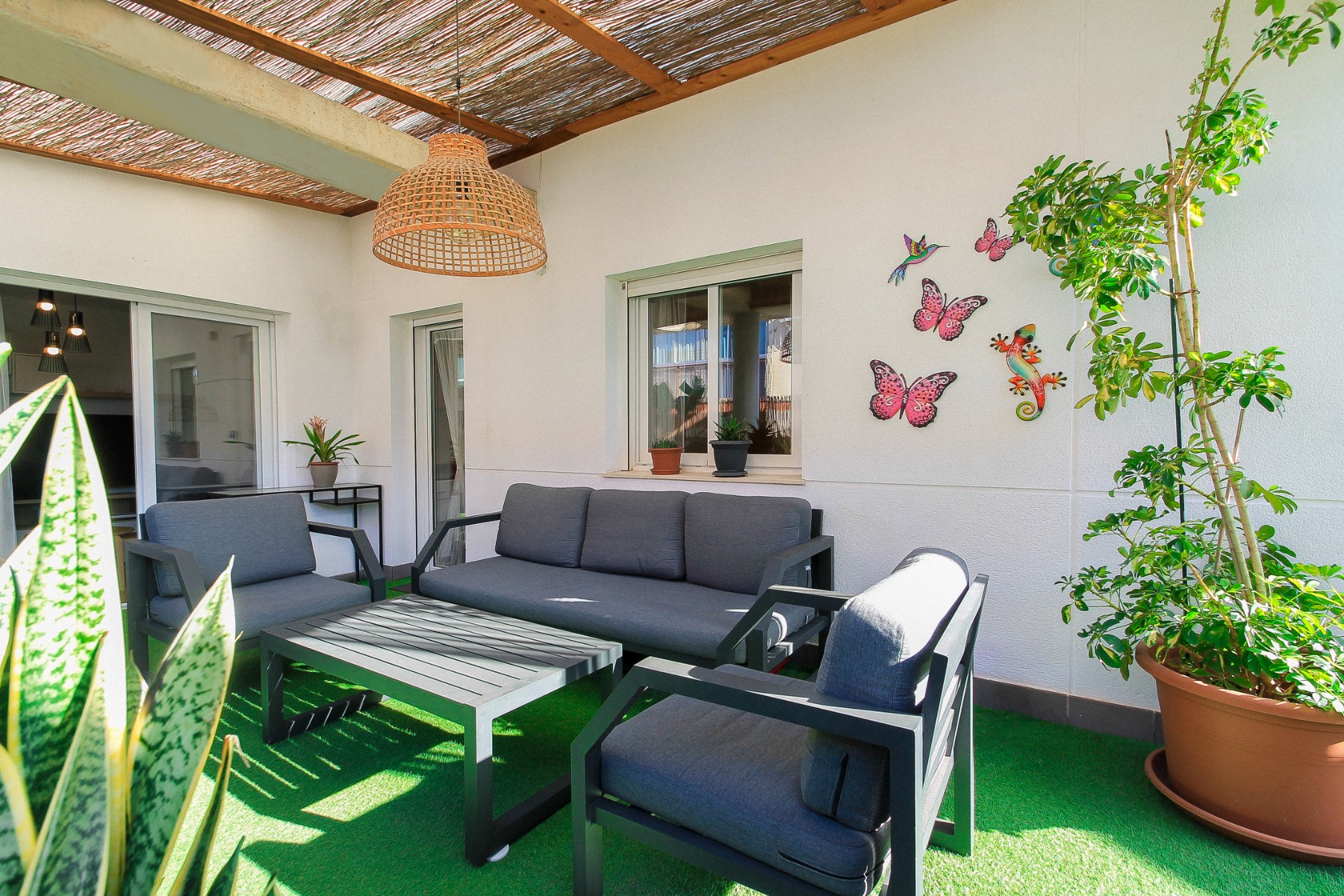 Exclusive penthouse in Alicante with solarium, terrace and panoramic views This exclusive penthouse