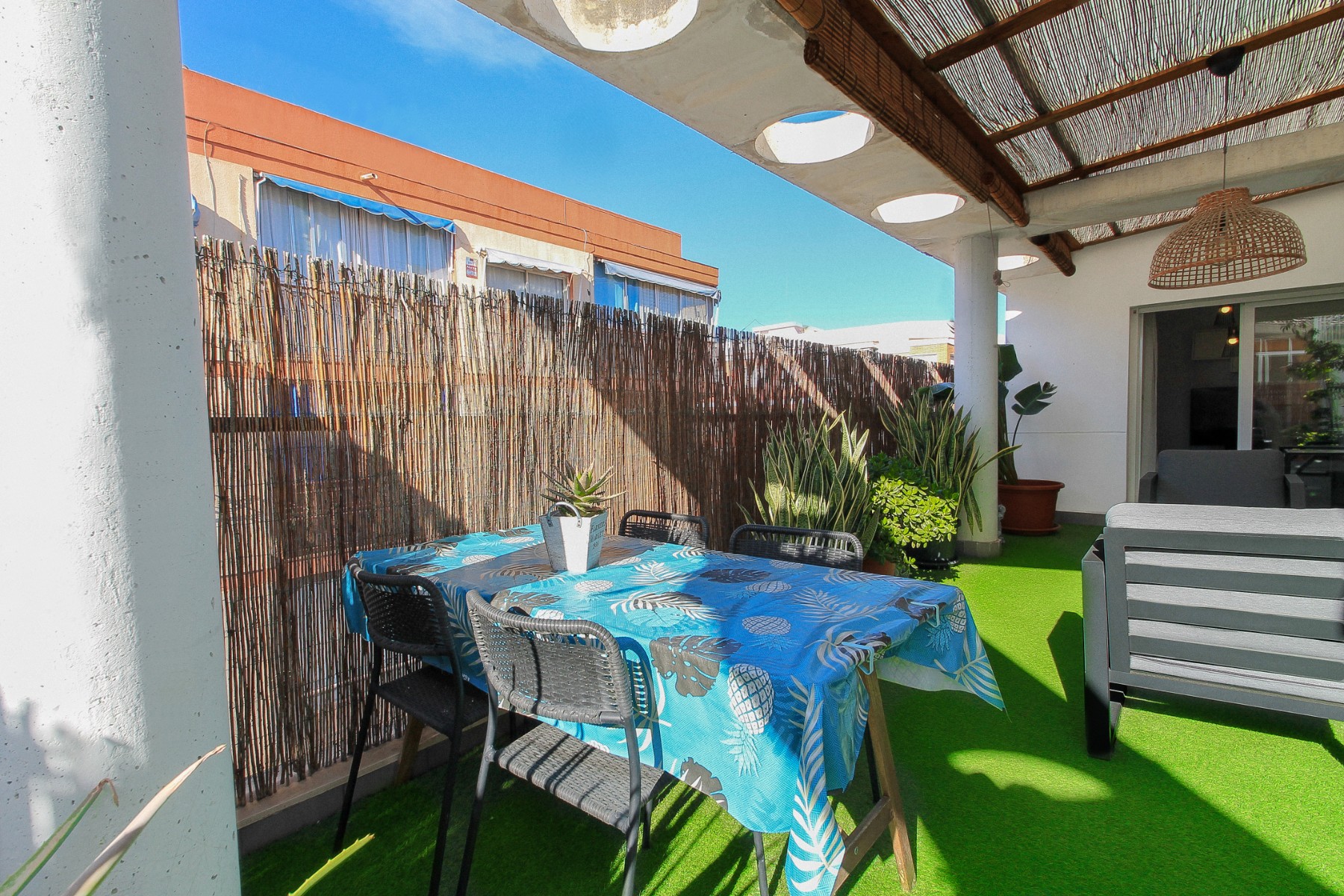 Exclusive penthouse in Alicante with solarium, terrace and panoramic views This exclusive penthouse
