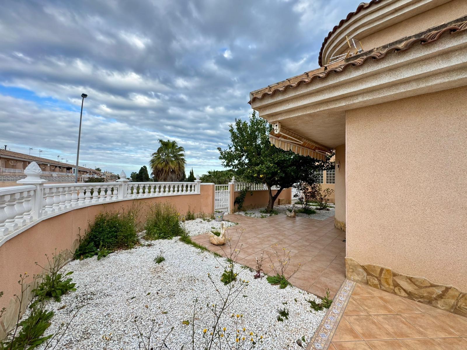 Dining area in villa for sale in Torrevieja
