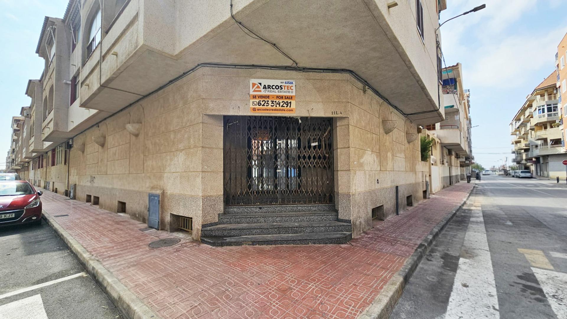 Spacious commercial premises for sale in one of the popular areas of Torrevieja — Acequión, just a f