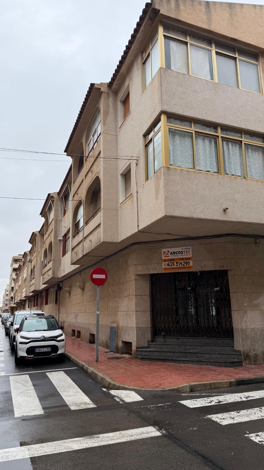 Spacious commercial premises for sale in one of the popular areas of Torrevieja — Acequión, just a f