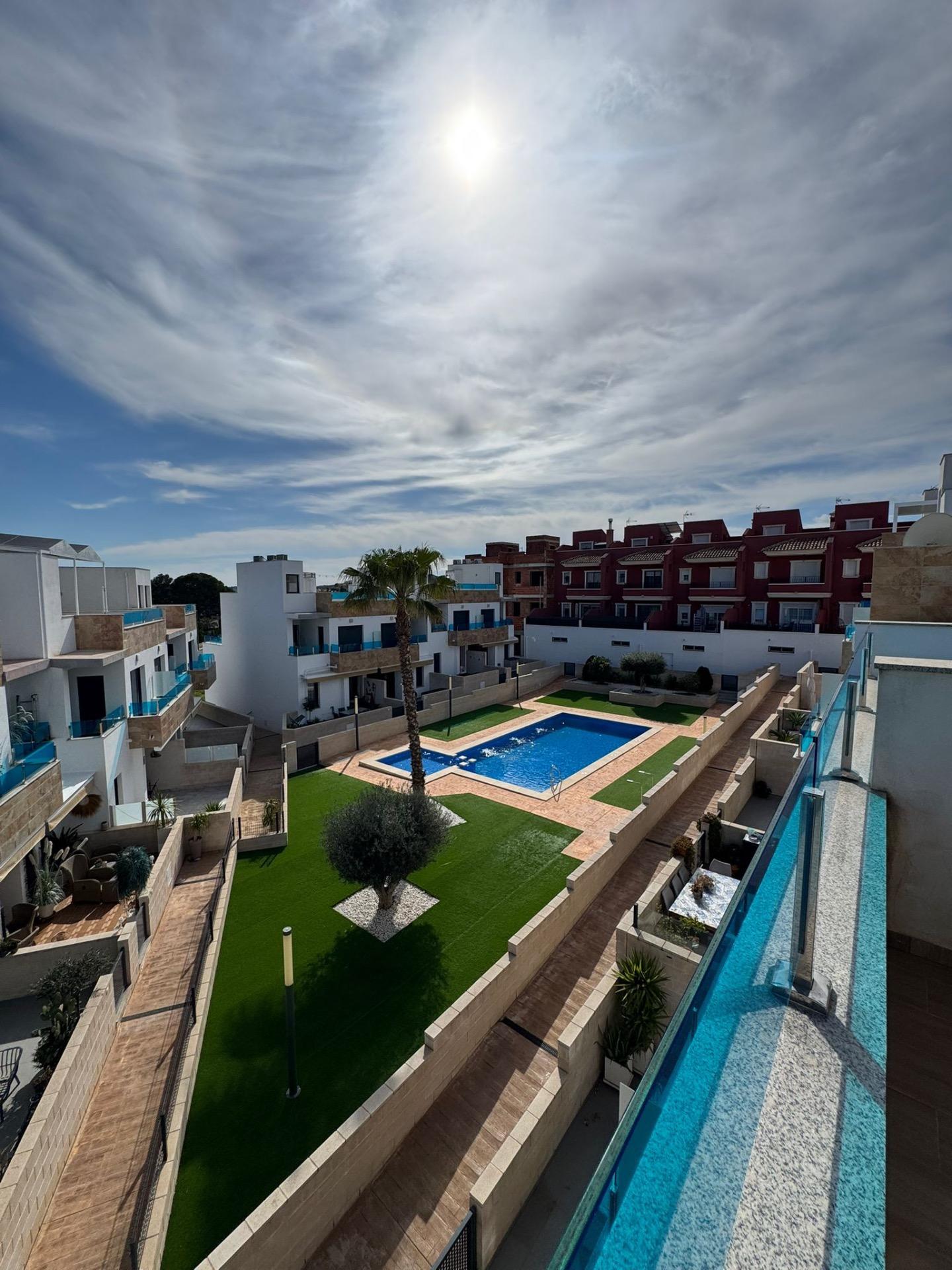 Discover this charming duplex located in the peaceful and sunny town of Bigastro, within the beautif