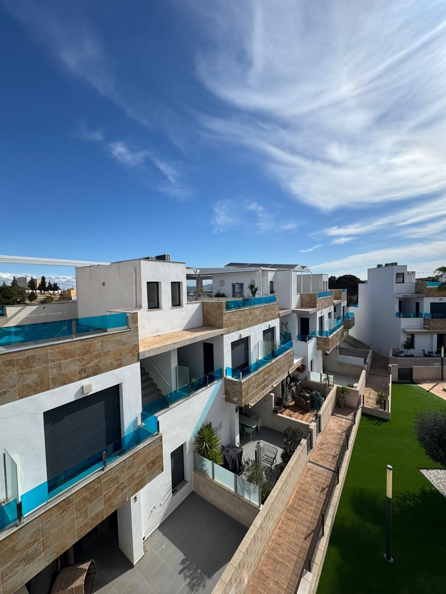Discover this charming duplex located in the peaceful and sunny town of Bigastro, within the beautif