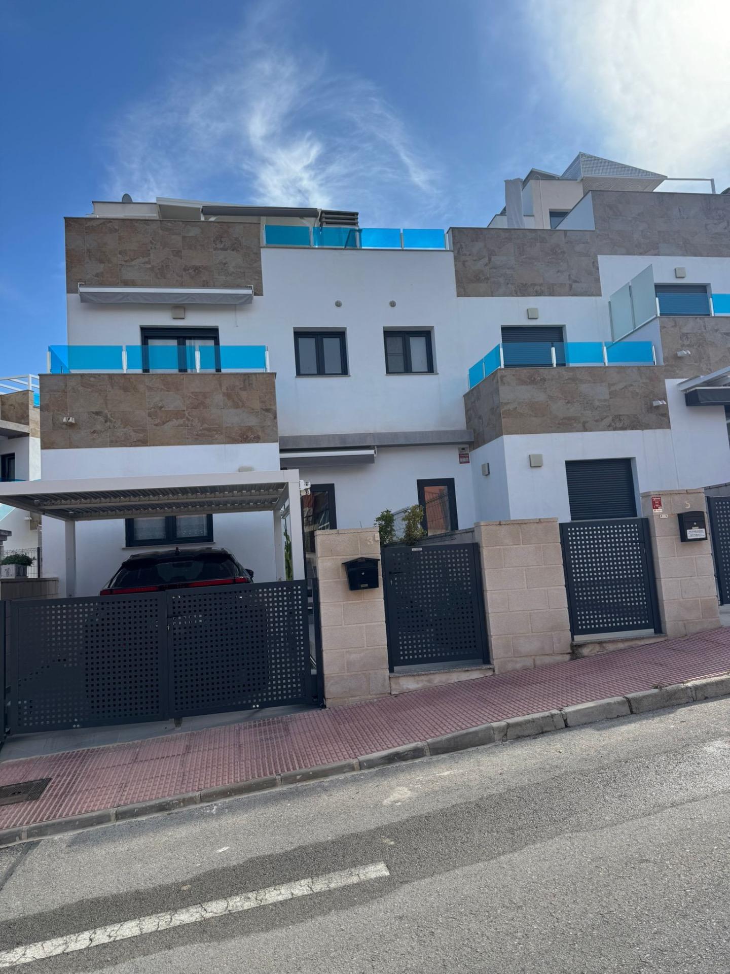 Discover this charming duplex located in the peaceful and sunny town of Bigastro, within the beautif