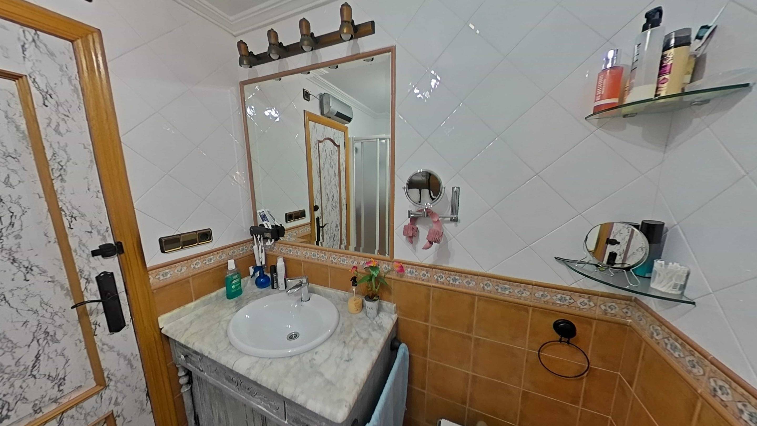 Bathroom in villa for sale in Torrevieja