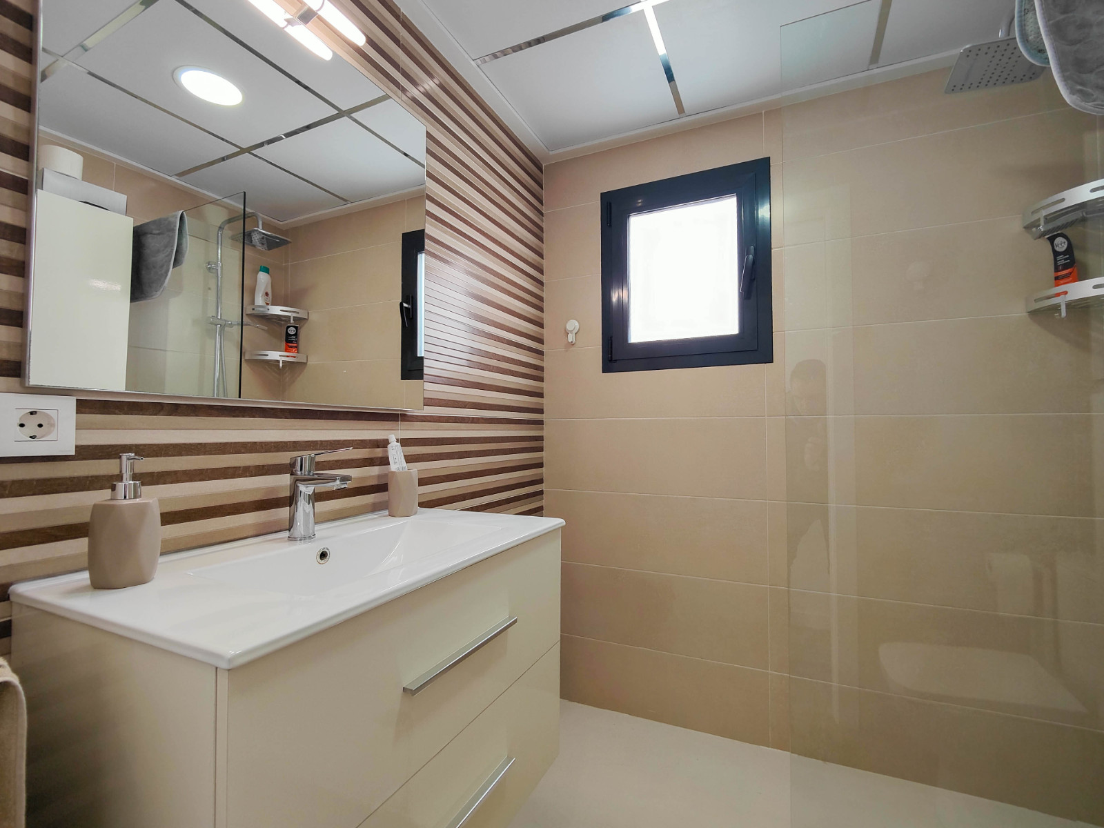 Bathroom in apartment for sale in Guardamar del Segura