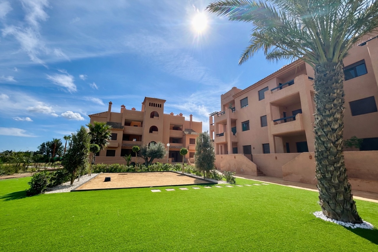 This stunning frontline ground-floor apartment is located in the prestigious La Serena Golf resort,