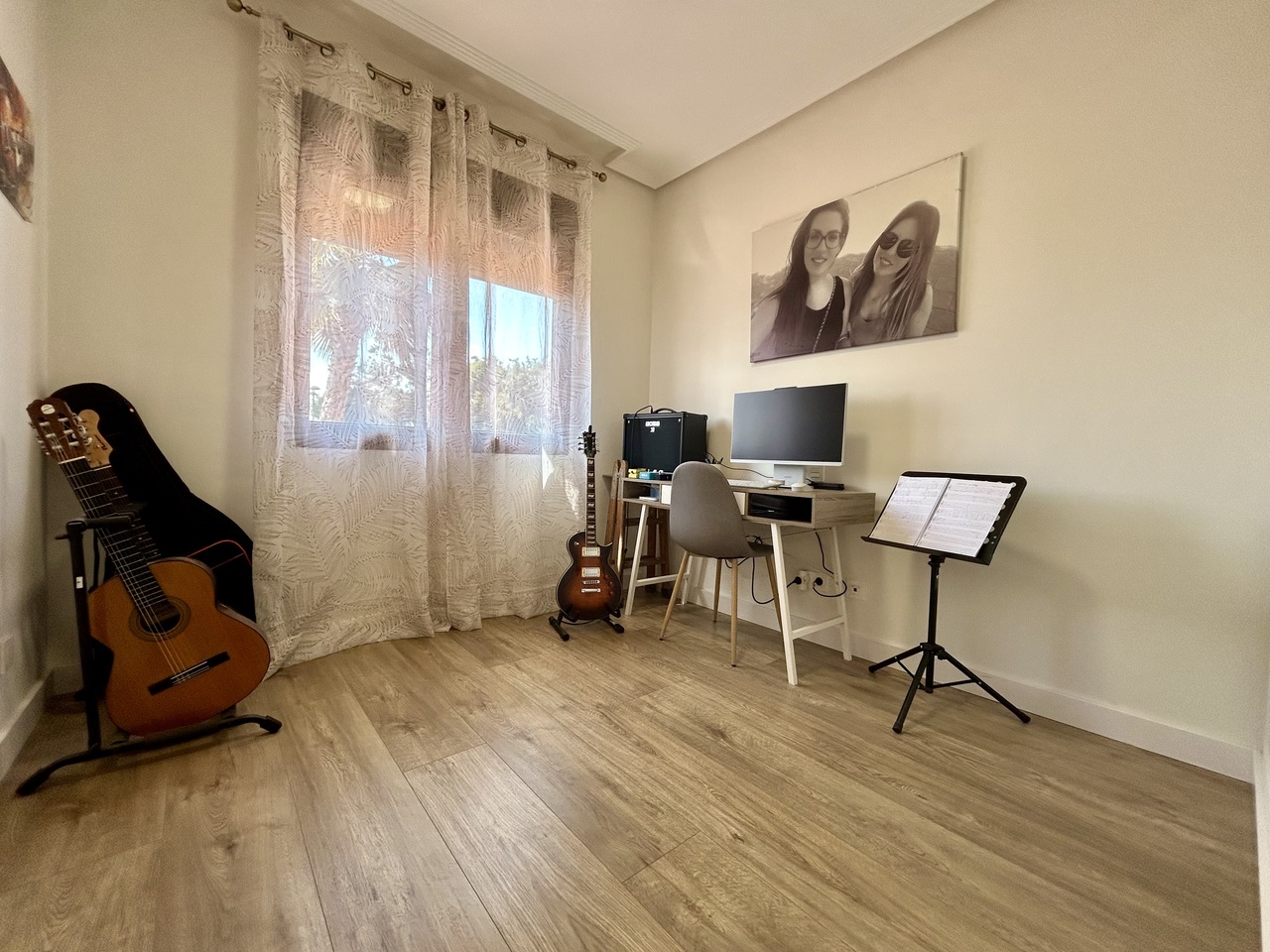 Master bedroom in apartment for sale in Los Alcazares