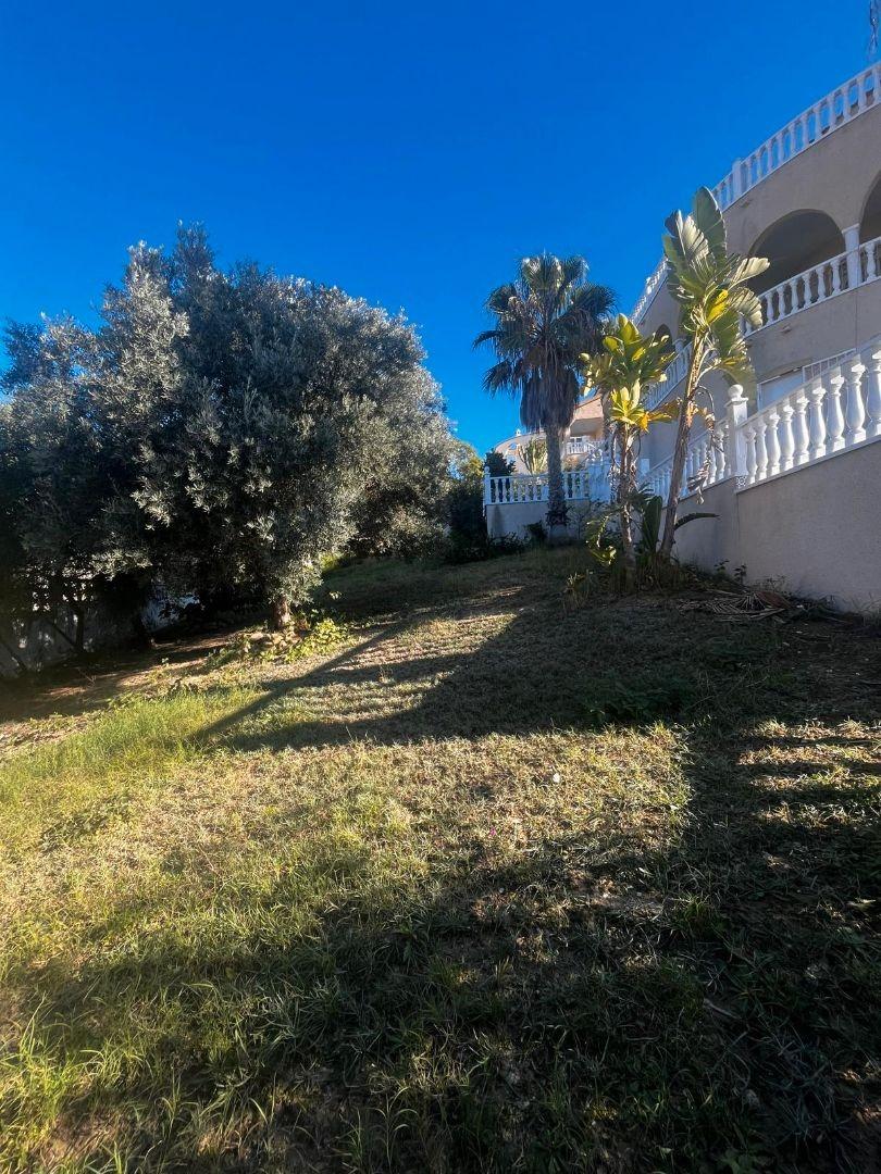 Master bedroom in villa for sale in Rojales