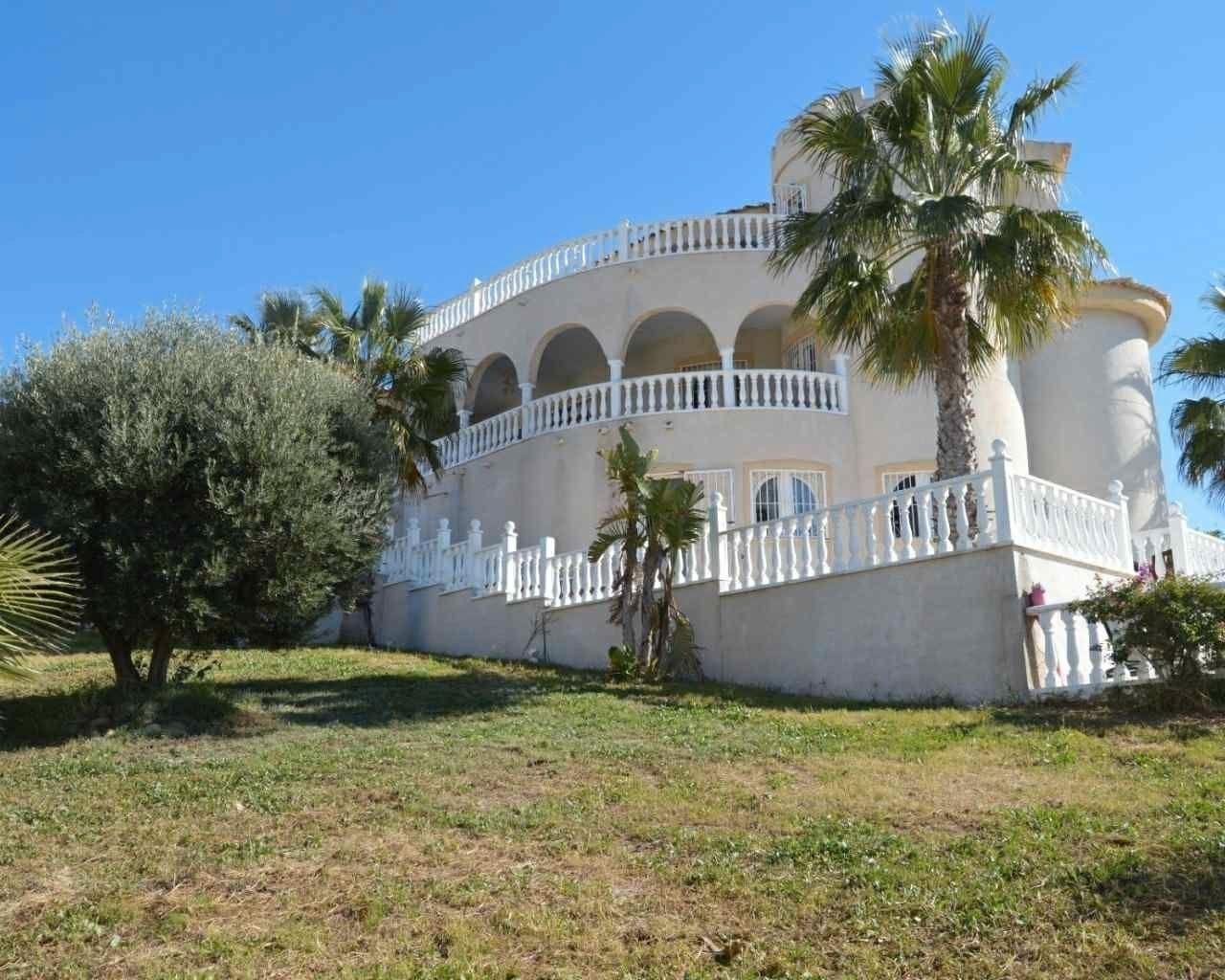 Bedroom in villa for sale in Rojales
