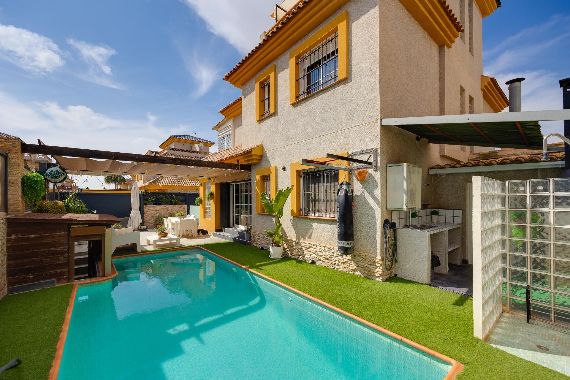 Discover this charming detached villa located in La Herrada, in Los Montesinos, a quiet residential