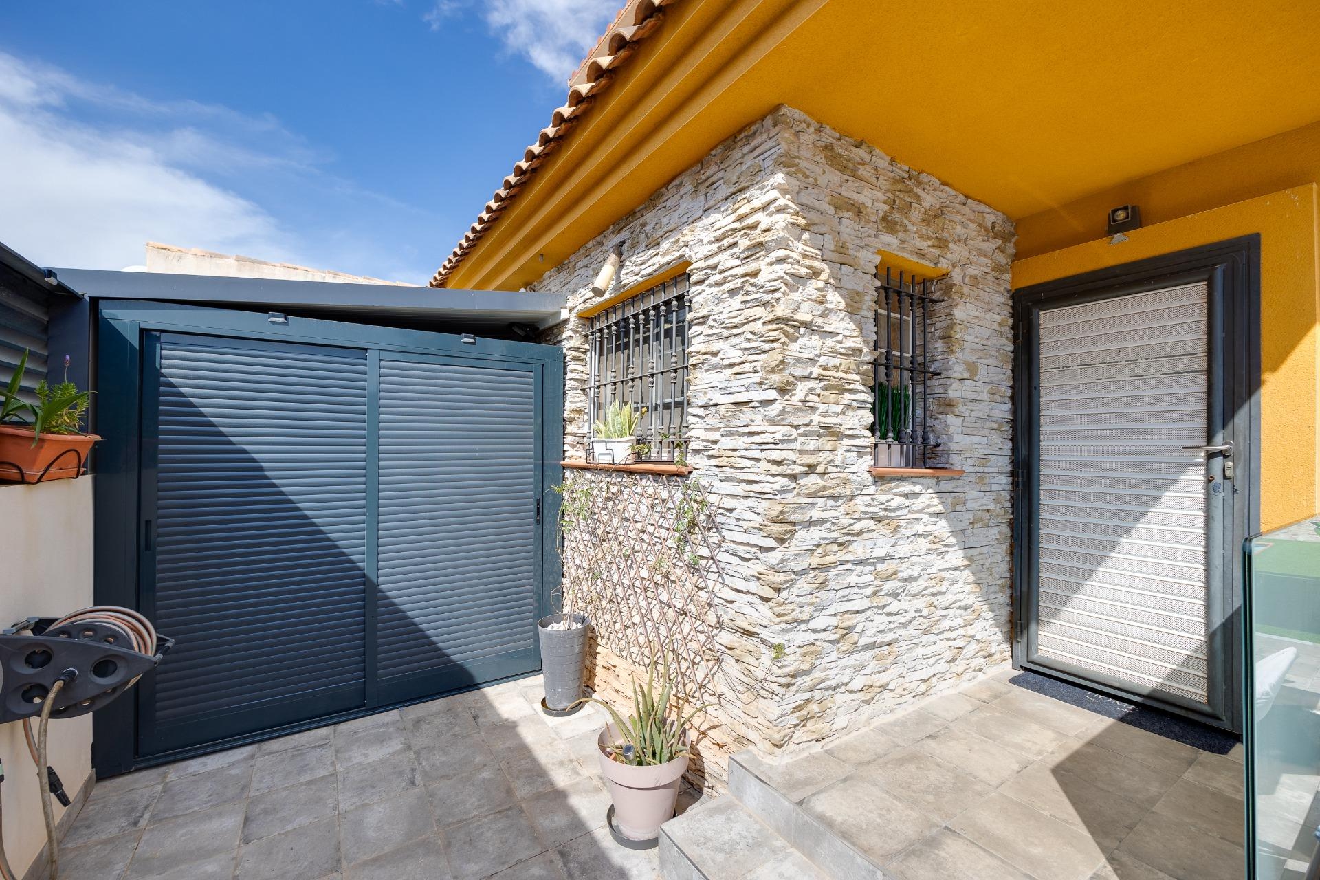 Garden in villa for sale in Los Montesinos