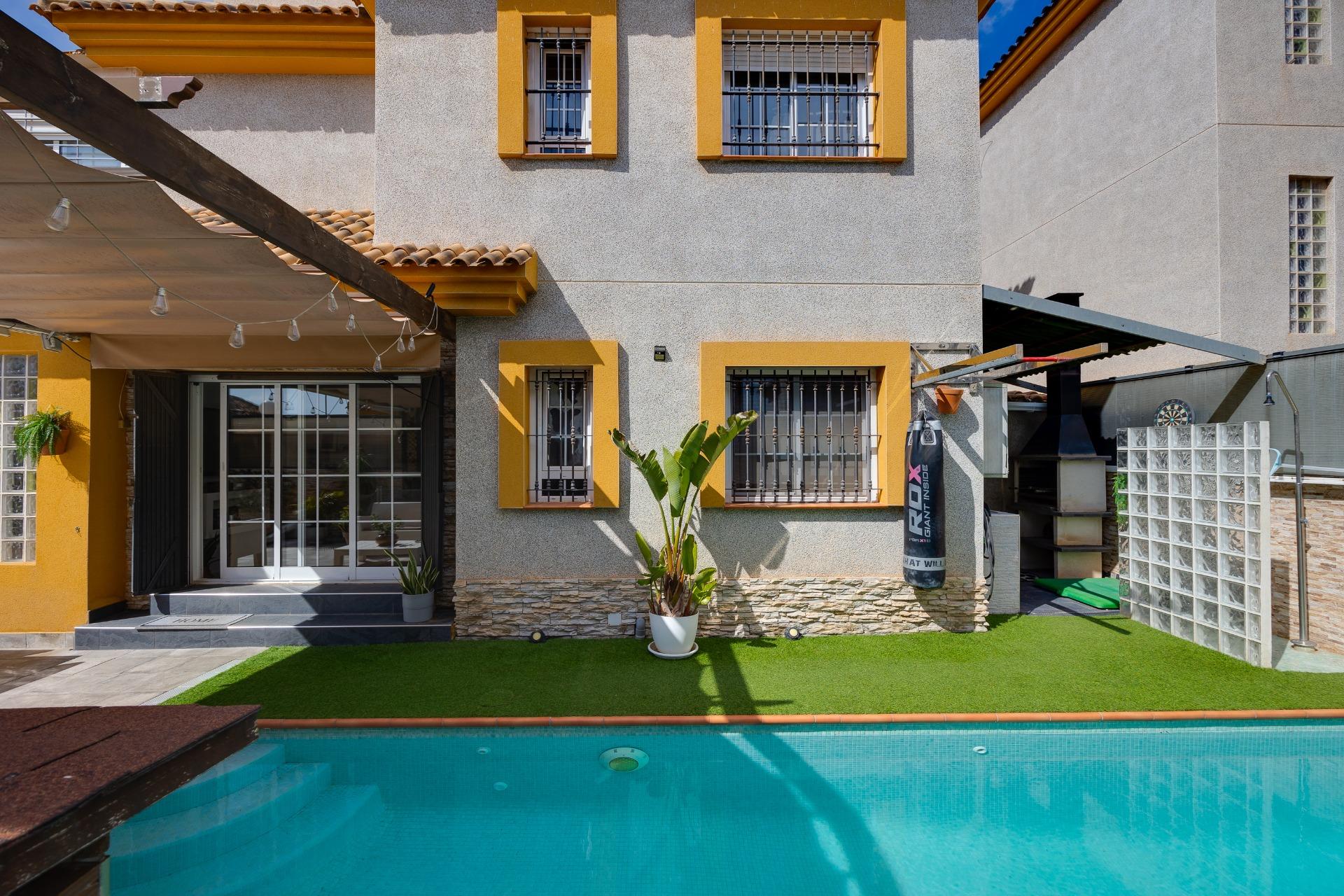 Discover this charming detached villa located in La Herrada, in Los Montesinos, a quiet residential