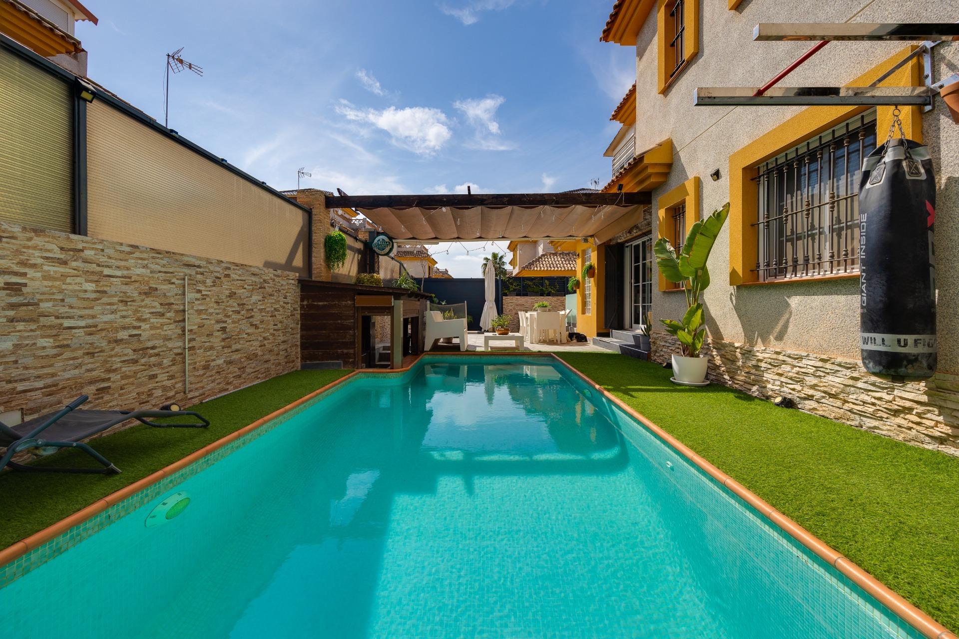 Discover this charming detached villa located in La Herrada, in Los Montesinos, a quiet residential