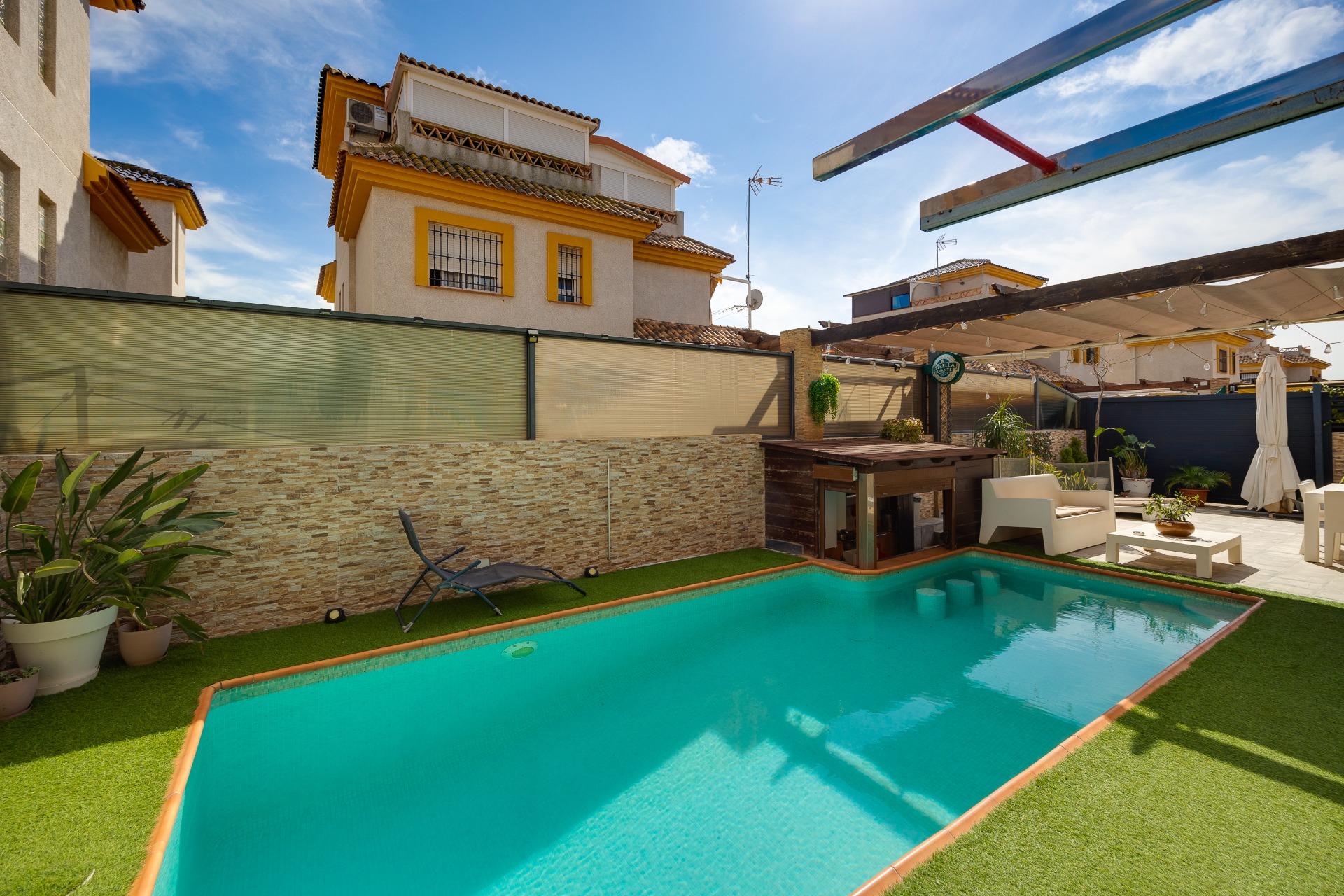 Discover this charming detached villa located in La Herrada, in Los Montesinos, a quiet residential