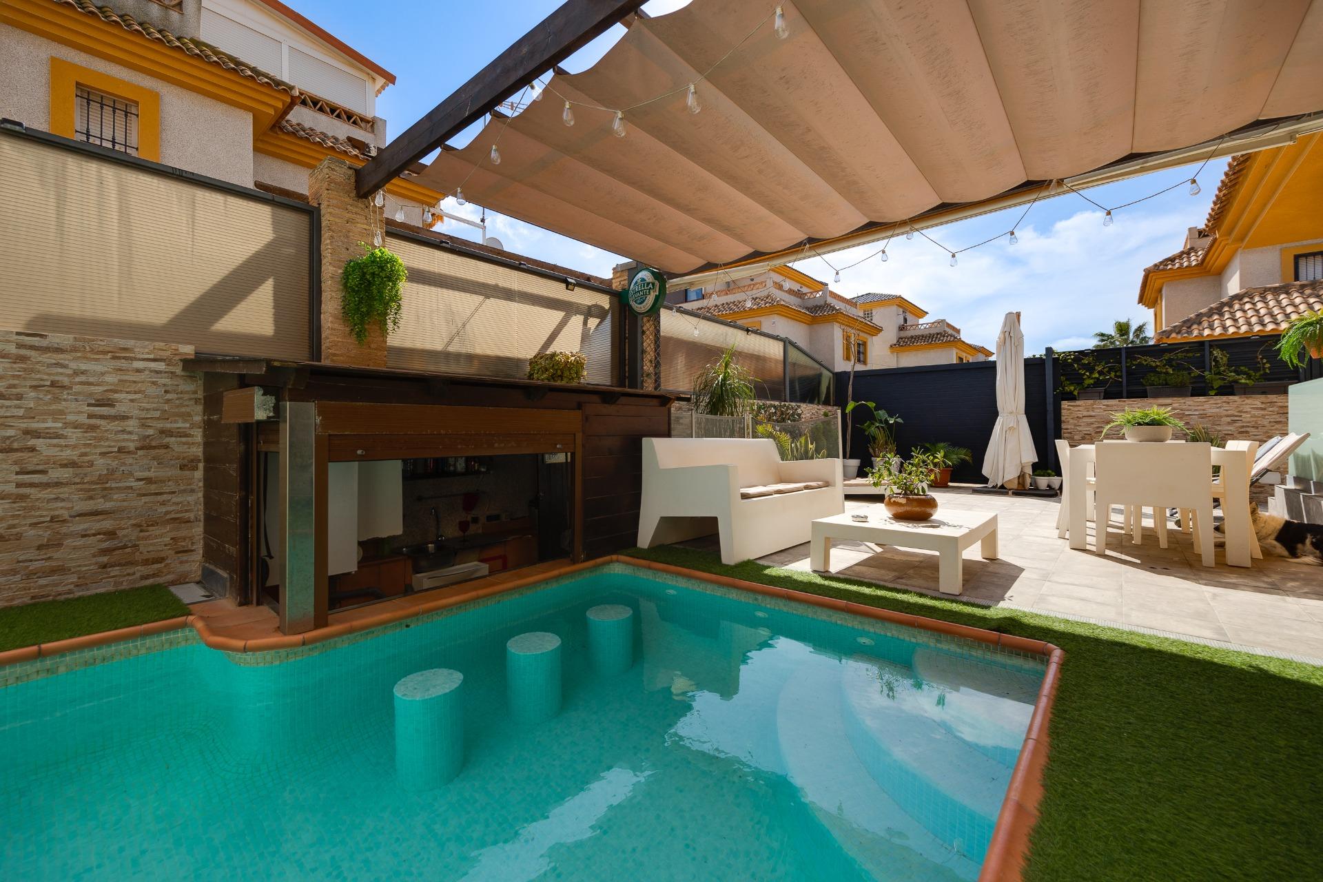 Discover this charming detached villa located in La Herrada, in Los Montesinos, a quiet residential