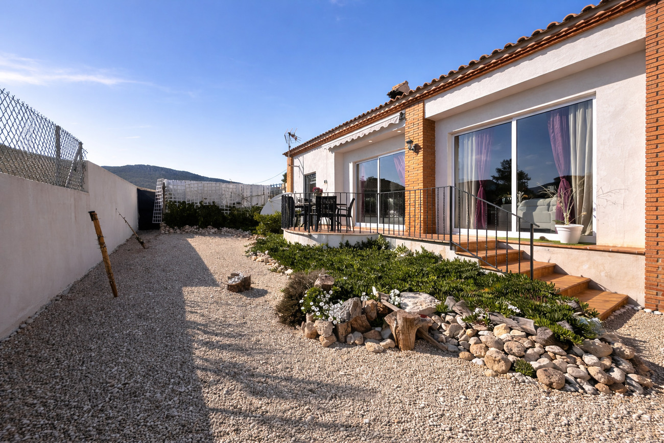 Master bedroom in villa for sale in Castalla