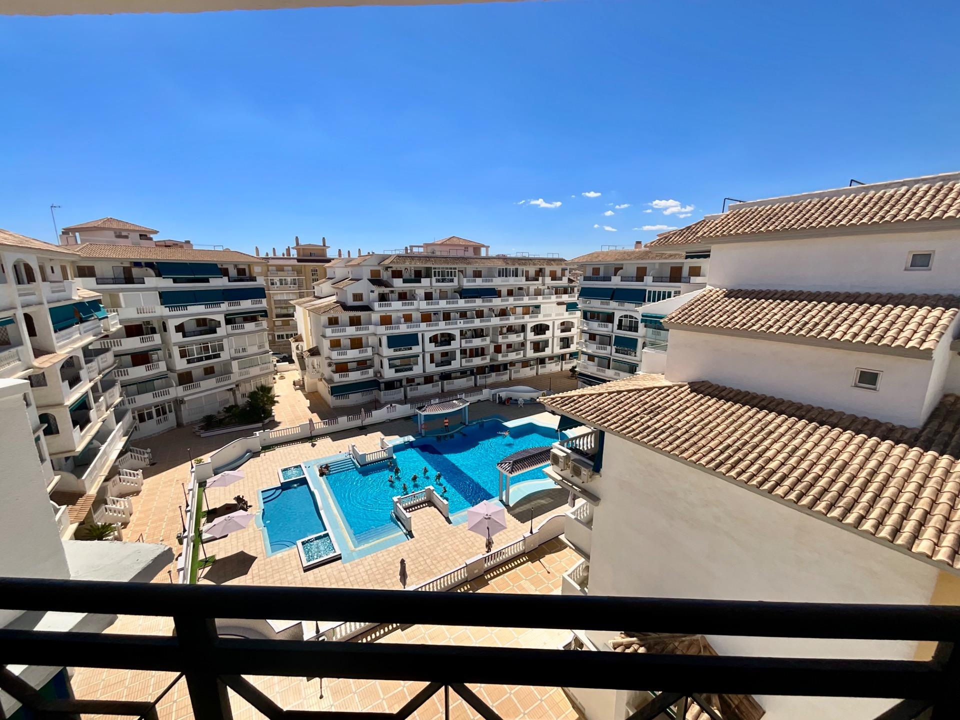 For sale: this fabulous PENTHOUSE in the Viñamar 6 residential complex, La Mata, with SOUTH-facing o