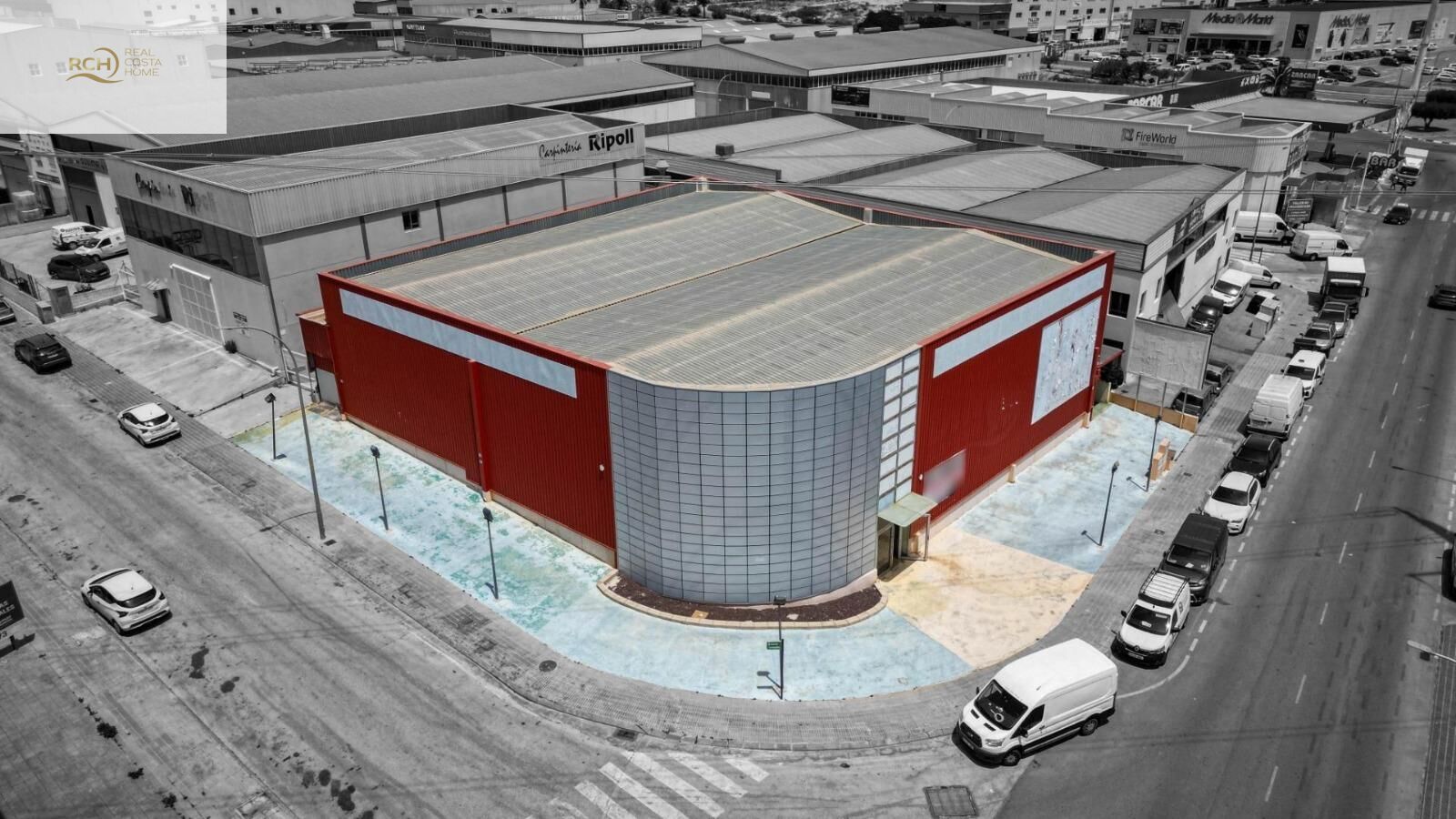 COMMERCIAL WAREHOUSE FOR SALE IN FINESTRAT A spacious commercial warehouse is offered for sale in th