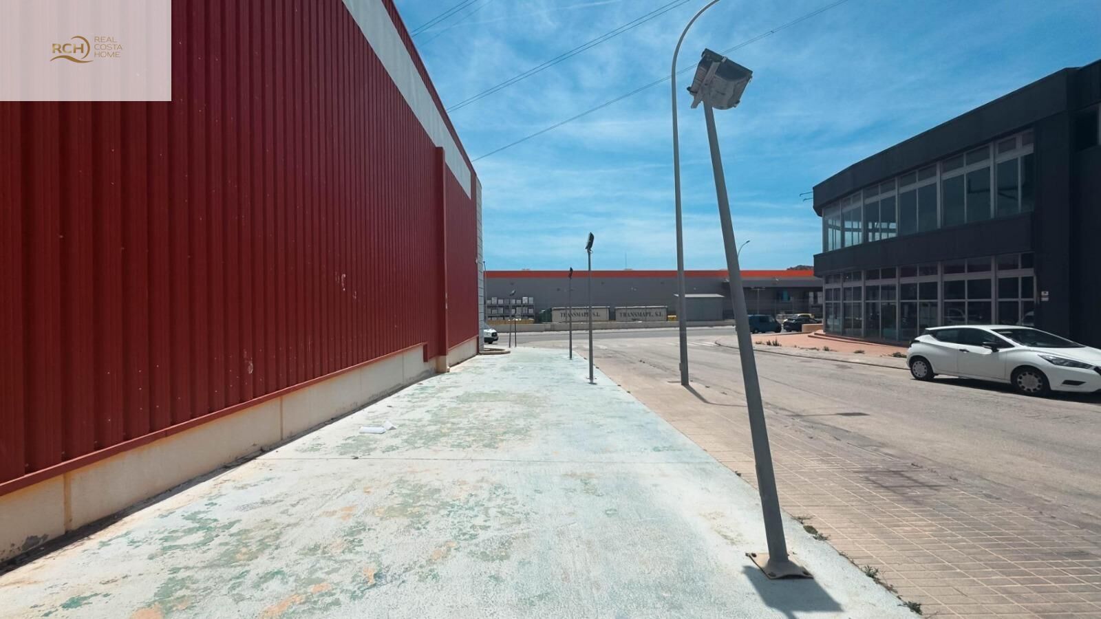 COMMERCIAL WAREHOUSE FOR SALE IN FINESTRAT A spacious commercial warehouse is offered for sale in th