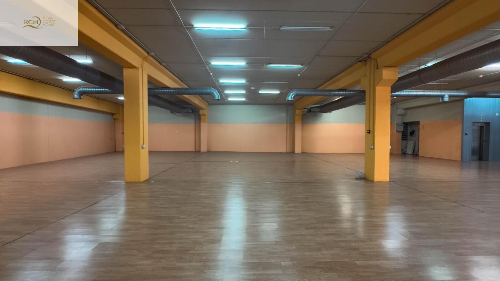 COMMERCIAL WAREHOUSE FOR SALE IN FINESTRAT A spacious commercial warehouse is offered for sale in th