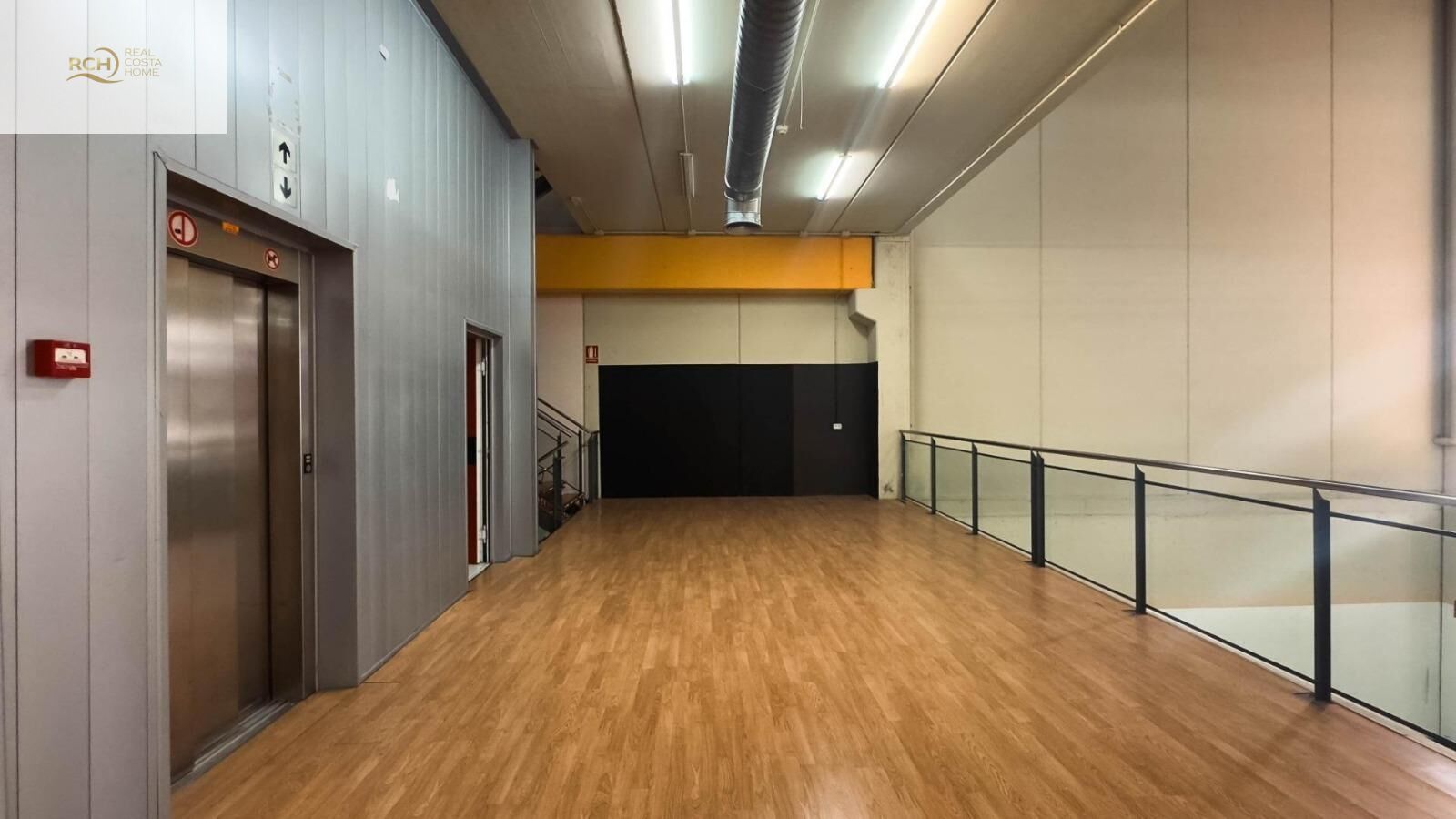 COMMERCIAL WAREHOUSE FOR SALE IN FINESTRAT A spacious commercial warehouse is offered for sale in th