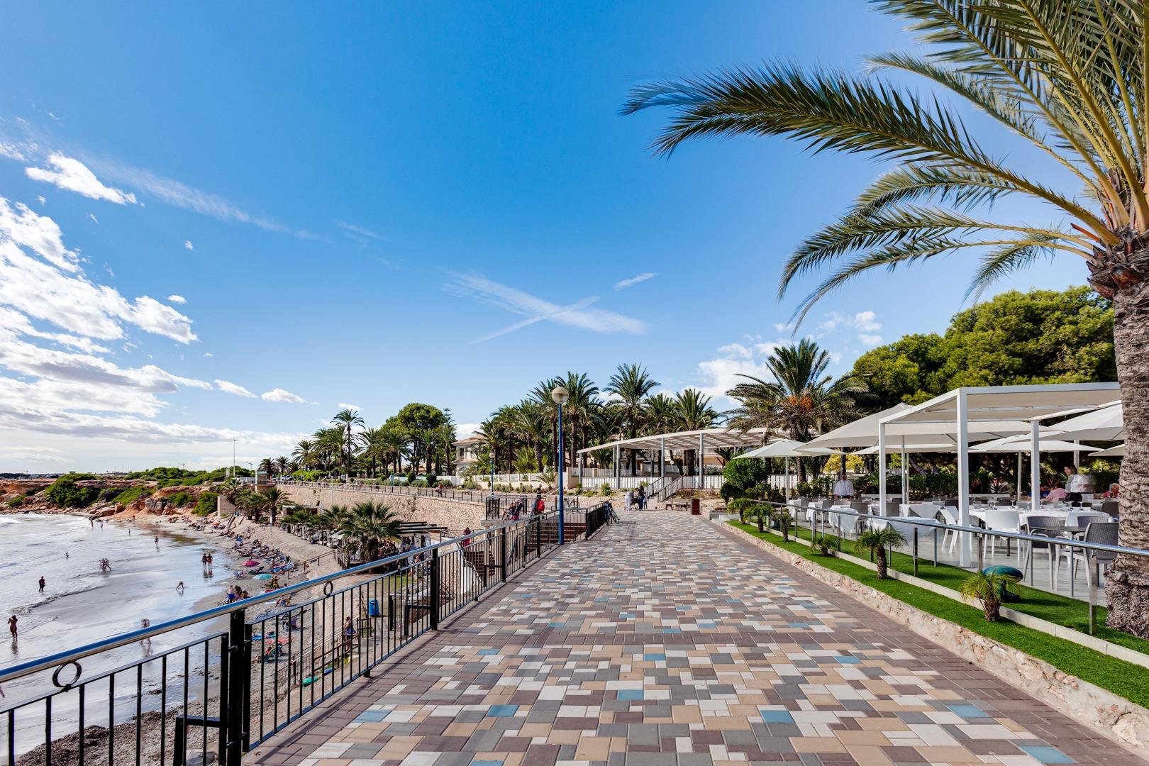 Garden in apartment for sale in Orihuela Costa