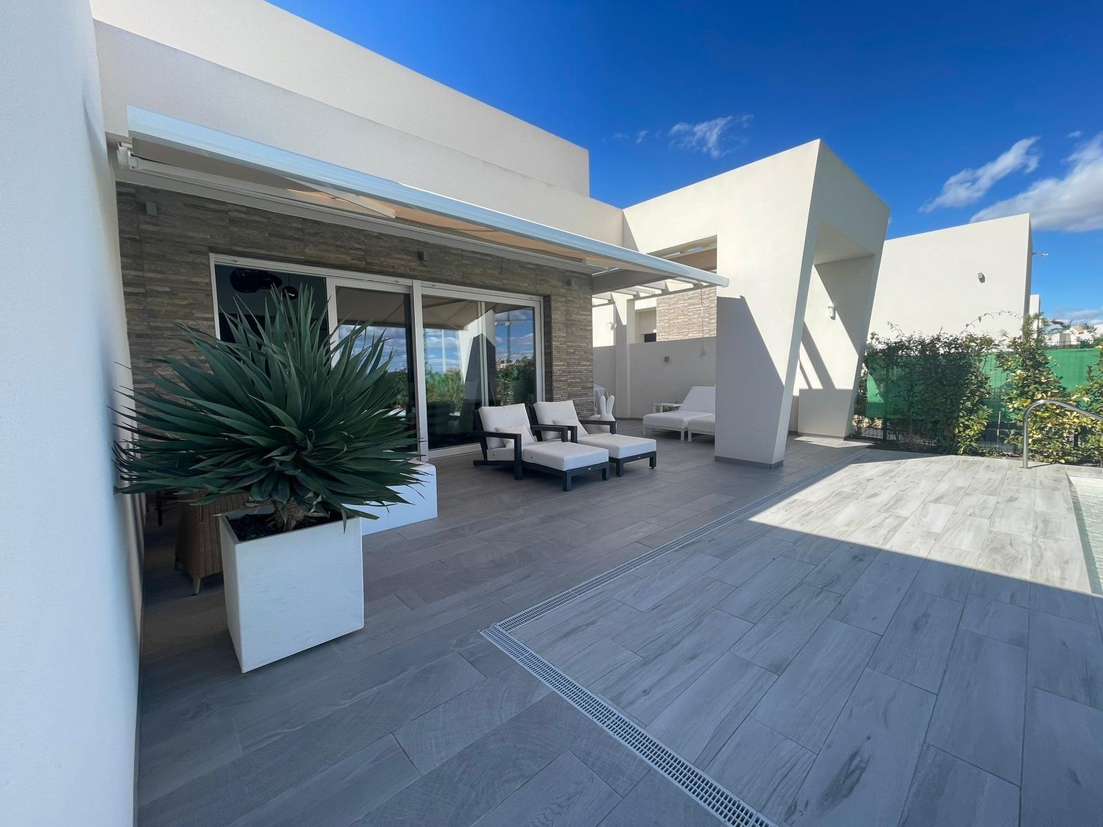 Master bedroom in villa for sale in Algorfa