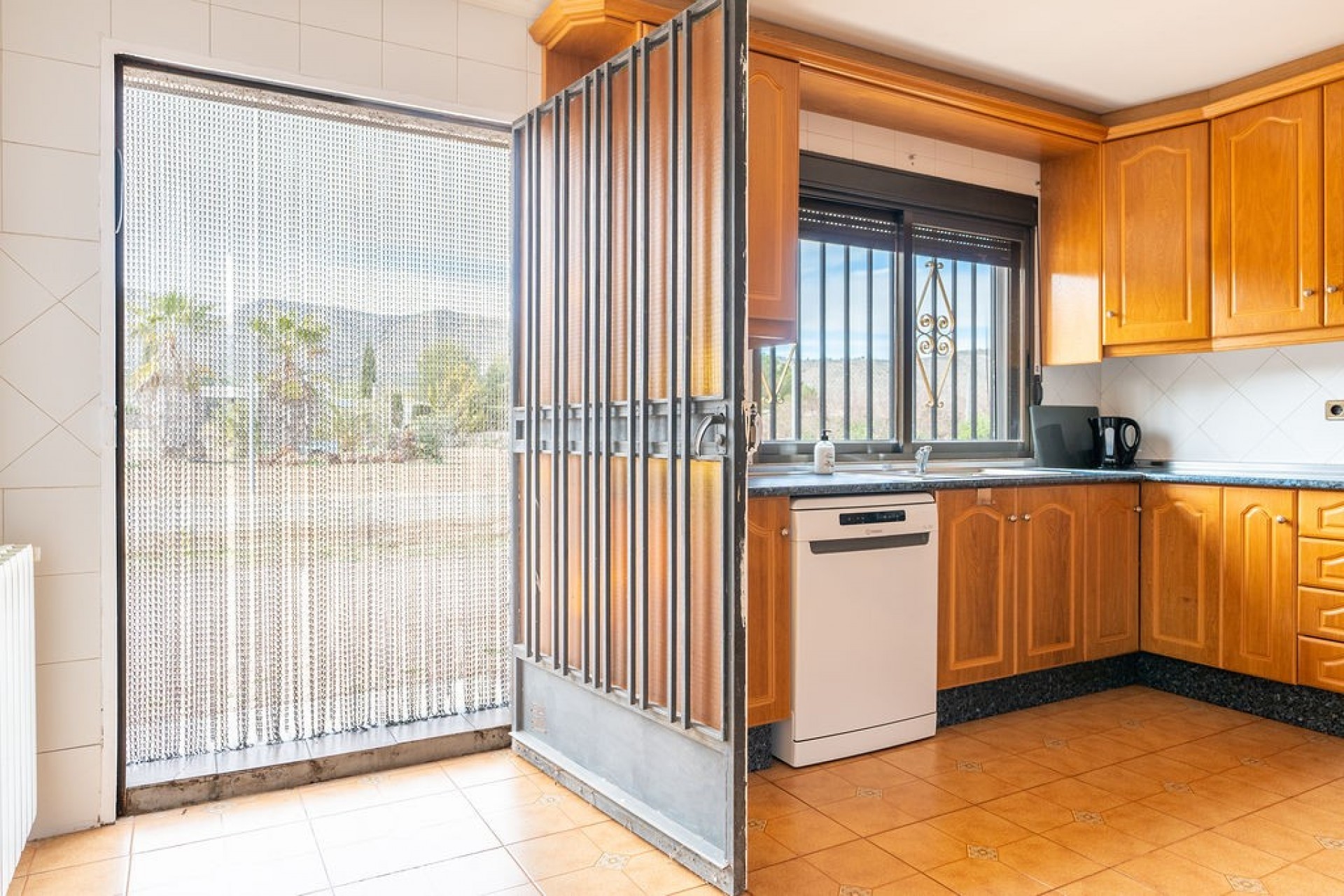 Master bedroom in villa for sale in Hondón de las Nieves