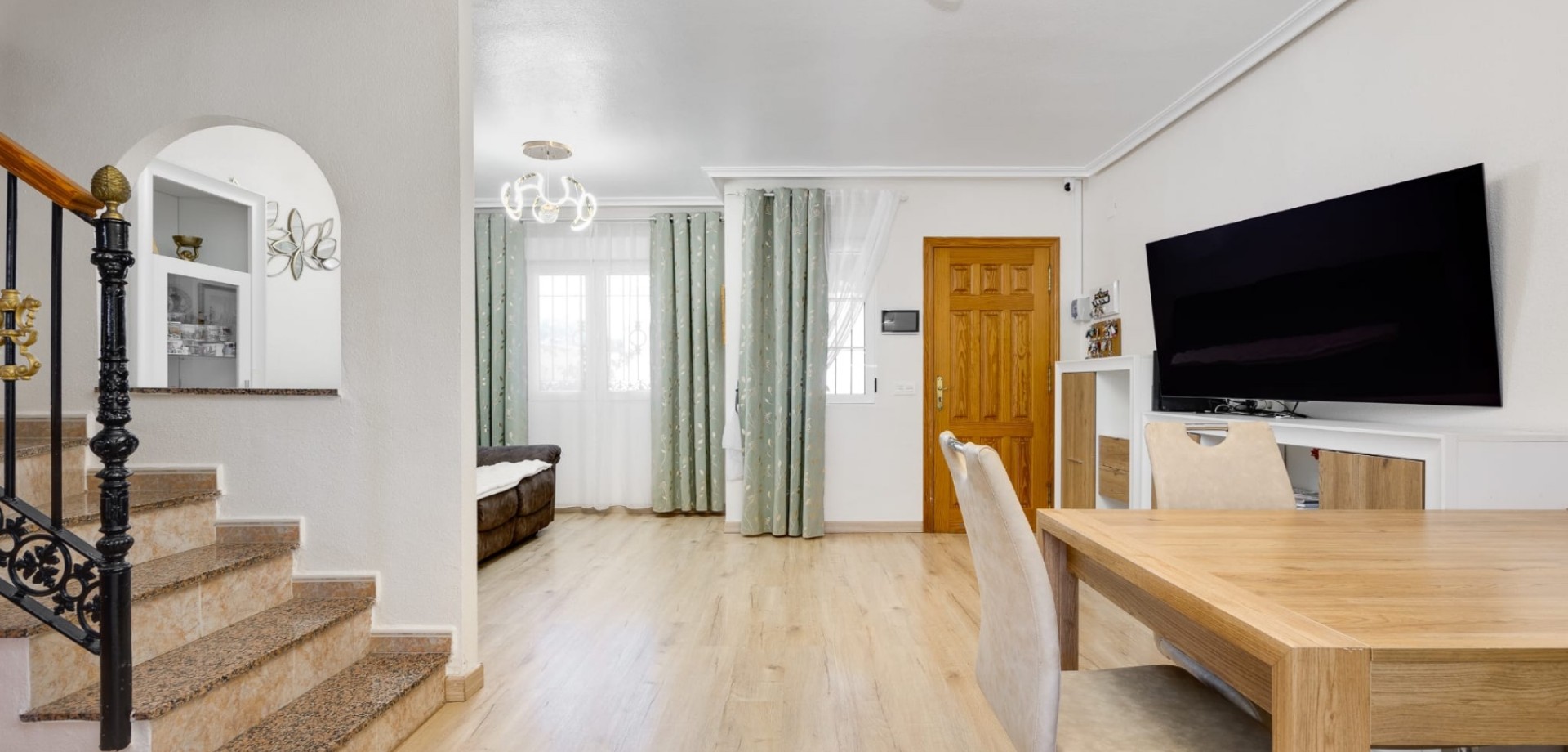 Set in popular Aguas Nuevas, Torrevieja, this bright and well-kept 3-bedroom, 2-bathroom home offers
