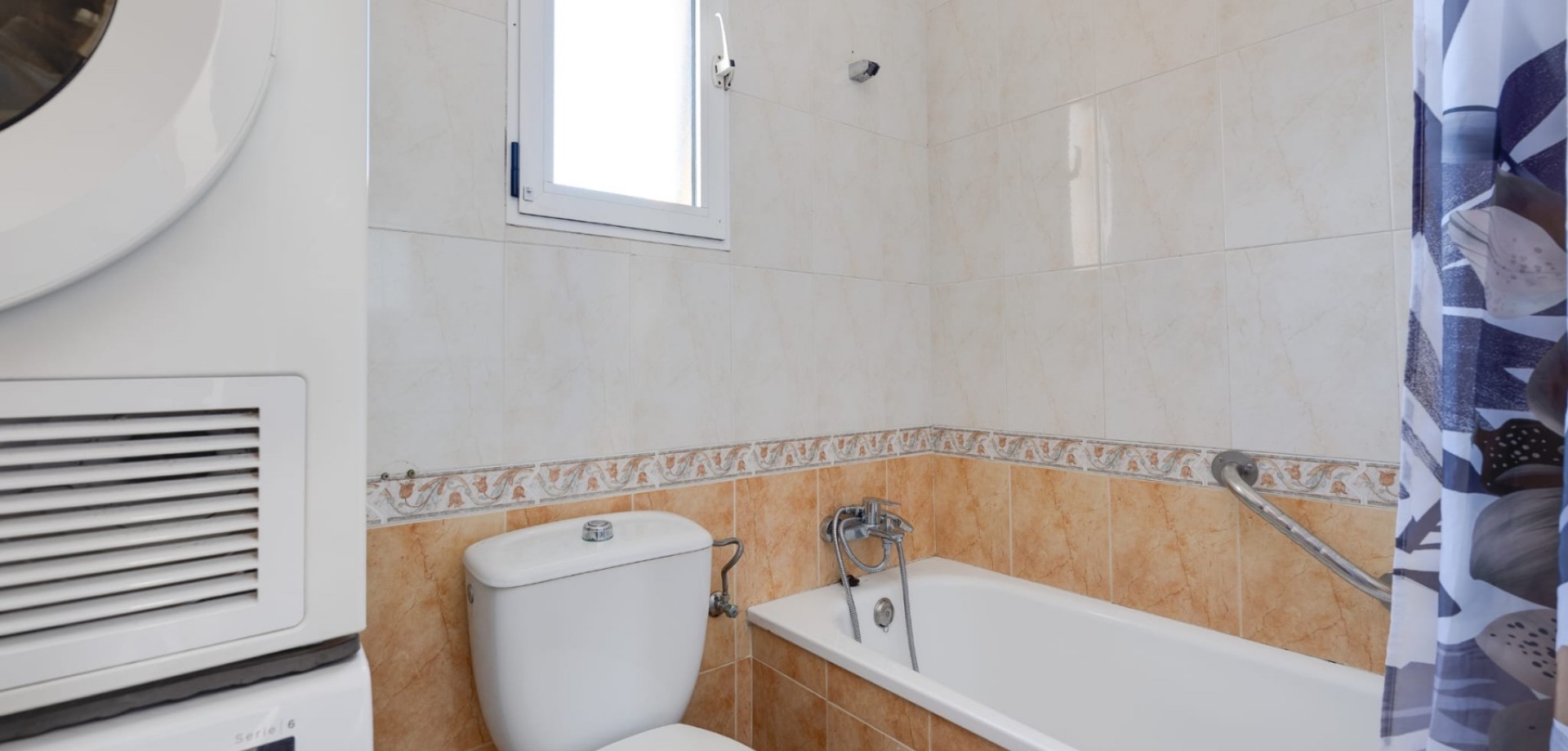 Set in popular Aguas Nuevas, Torrevieja, this bright and well-kept 3-bedroom, 2-bathroom home offers