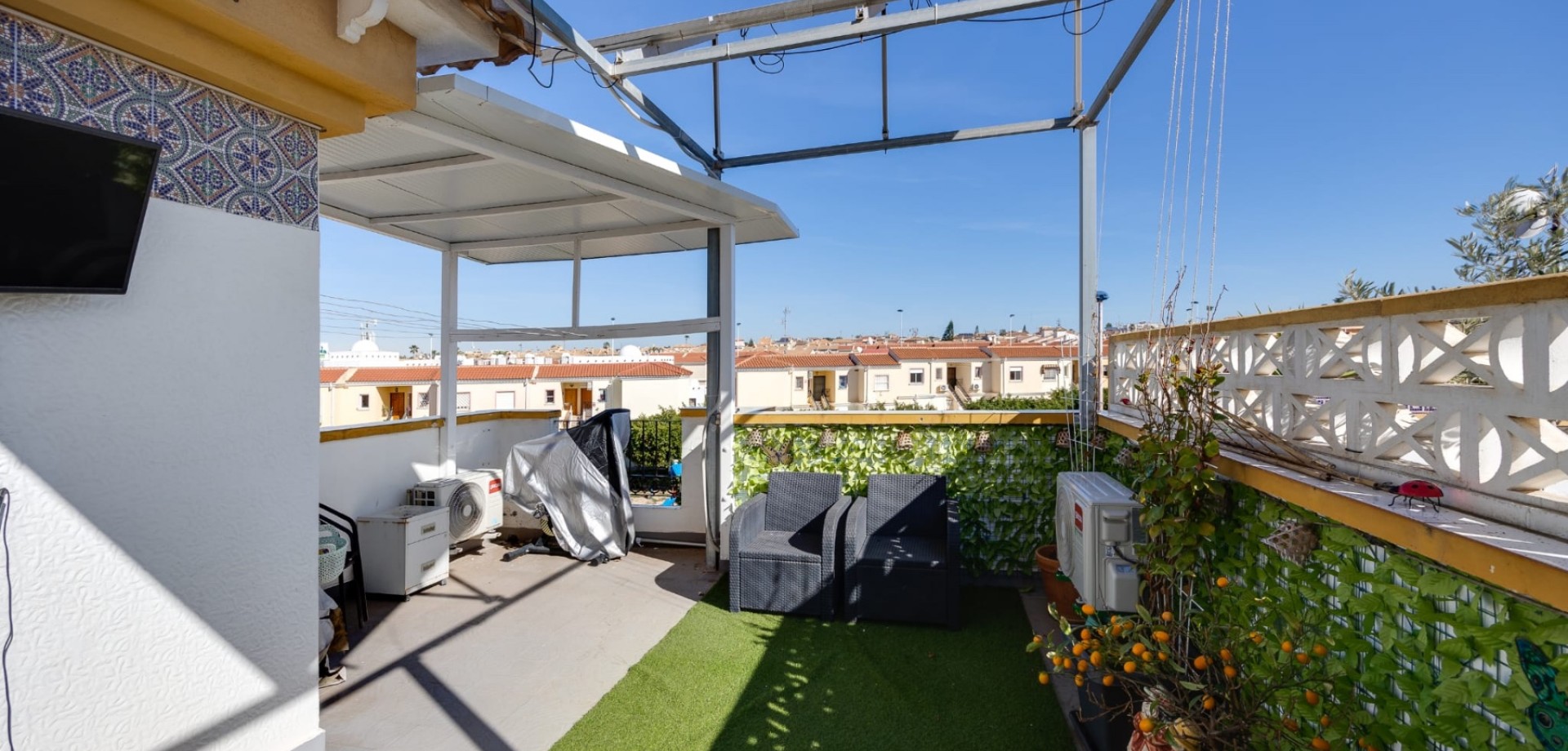 Set in popular Aguas Nuevas, Torrevieja, this bright and well-kept 3-bedroom, 2-bathroom home offers
