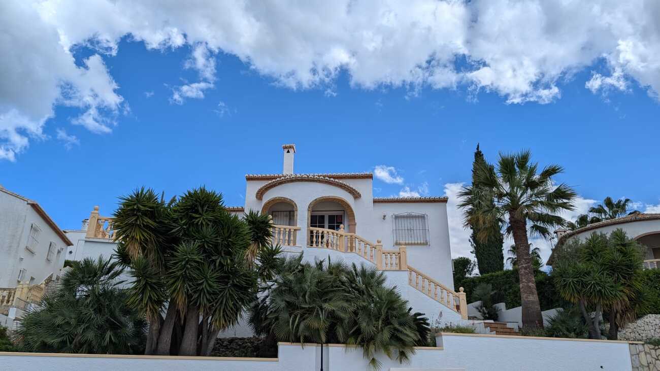 Detached villa with communal pool, 4-5 bedrooms, underfloor heating, air conditioning, fireplace, se
