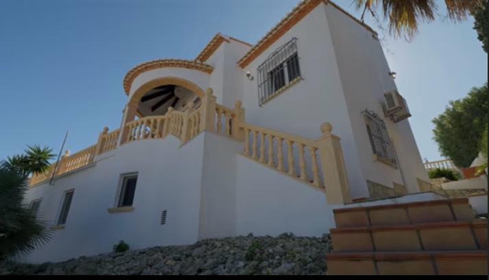 Detached villa with communal pool, 4-5 bedrooms, underfloor heating, air conditioning, fireplace, se