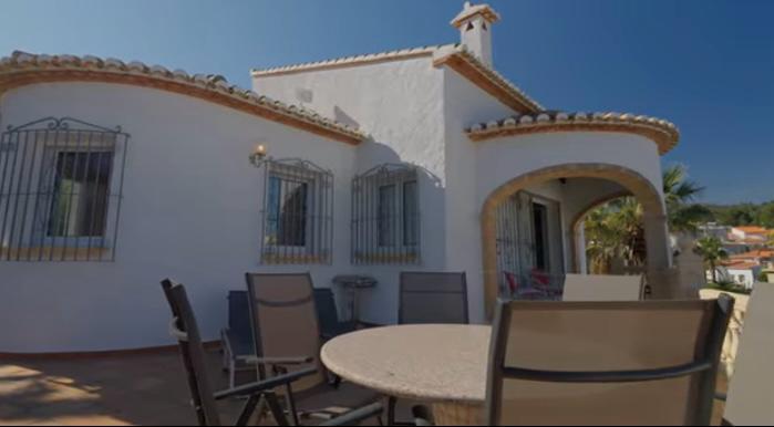 Detached villa with communal pool, 4-5 bedrooms, underfloor heating, air conditioning, fireplace, se