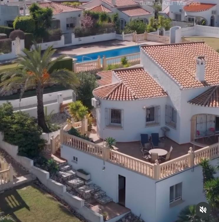 Detached villa with communal pool, 4-5 bedrooms, underfloor heating, air conditioning, fireplace, se